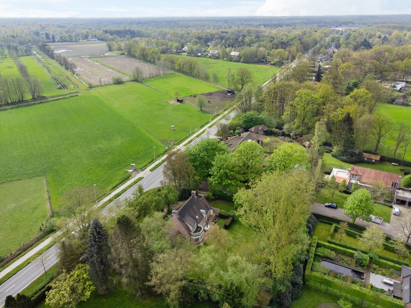 Prachtige tijdloze villa op een aangenaam en zongericht perceel van 2.394 m² te Schilde. foto 48