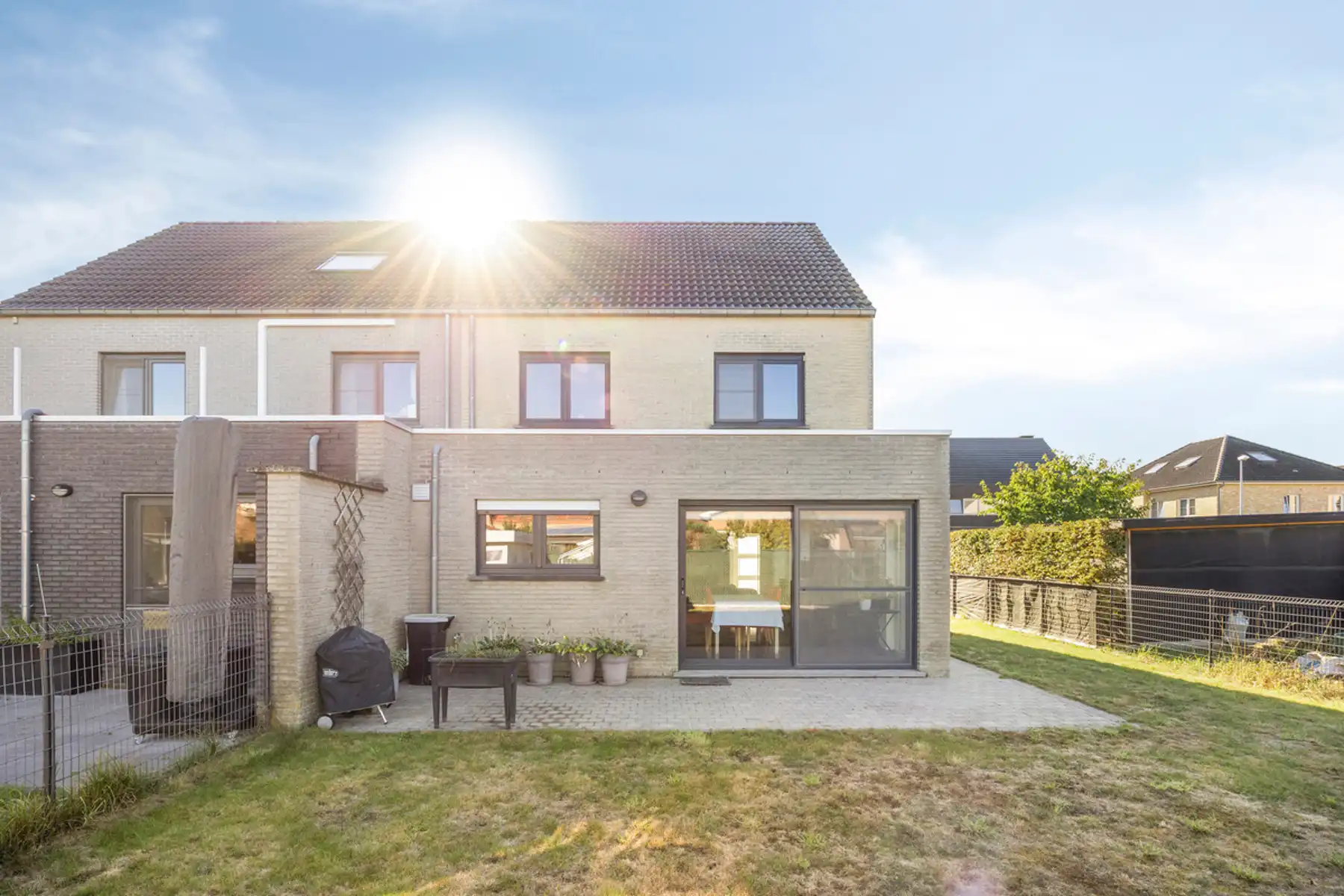 Energiezuinige halfopen bebouwing in een doodlopende straat foto {{pictureIndex}}