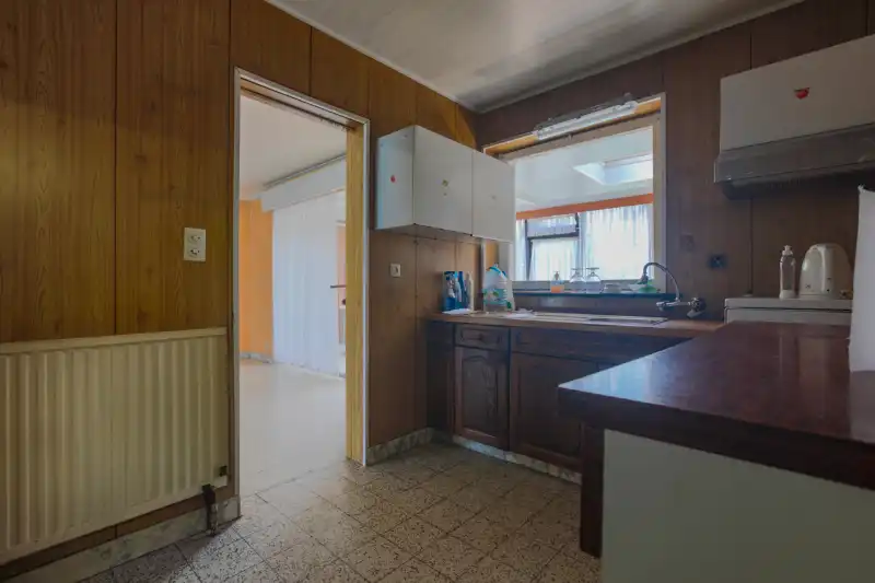 Rustig gelegen, ruime te renoveren woning met 4 slaapkamers, tuin en garage op 262m2 . foto 8