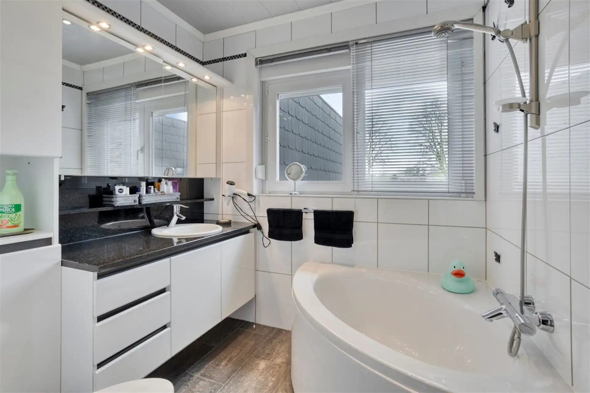 Gezinswoning met 3 slaapkamers, tuin en garage in rustige straat foto 21