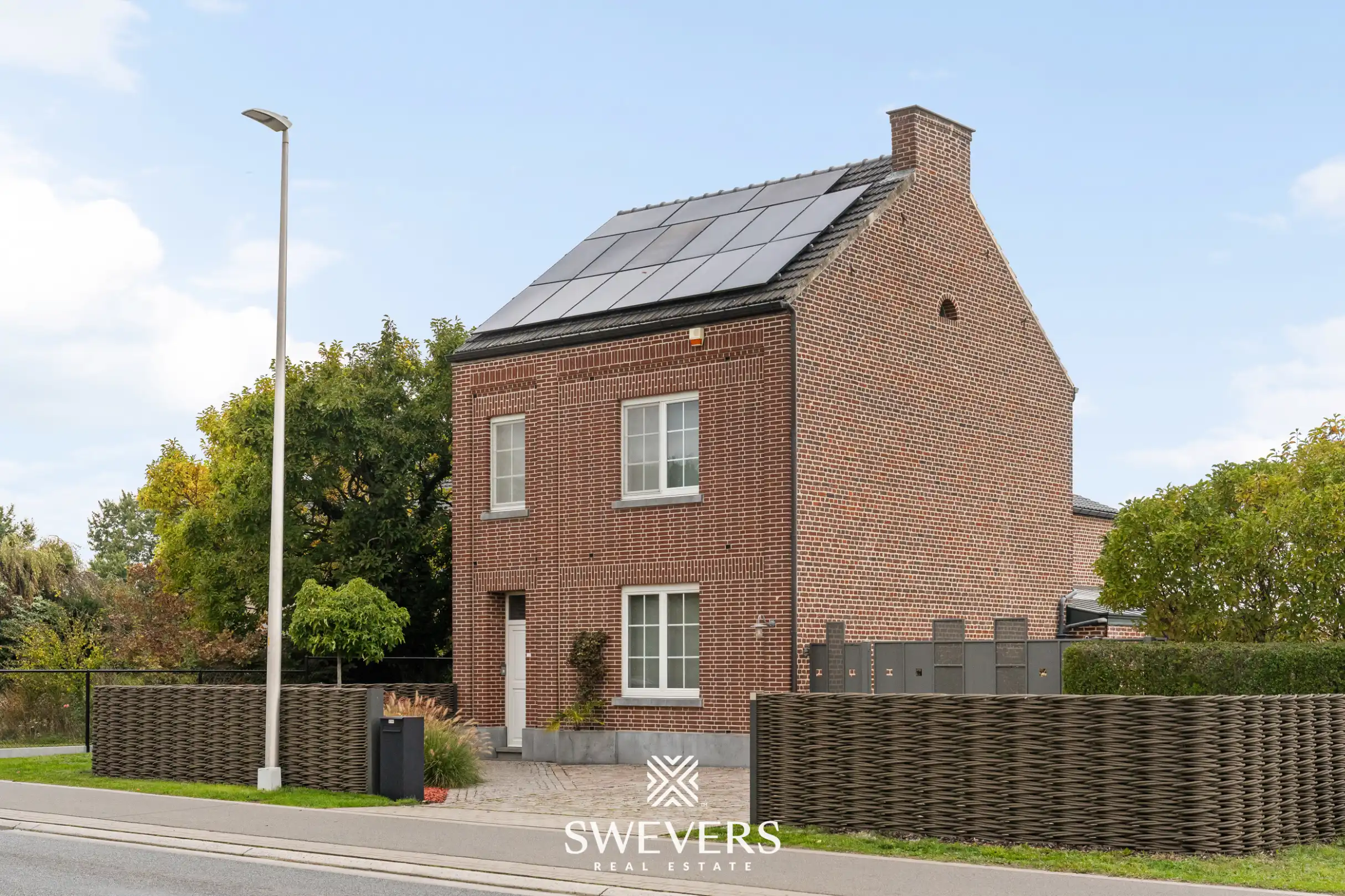 Karaktervolle, ruime en energiezuinige woning (EPC: B) met prachtige tuin op toplocatie in Diepenbeek foto {{pictureIndex}}