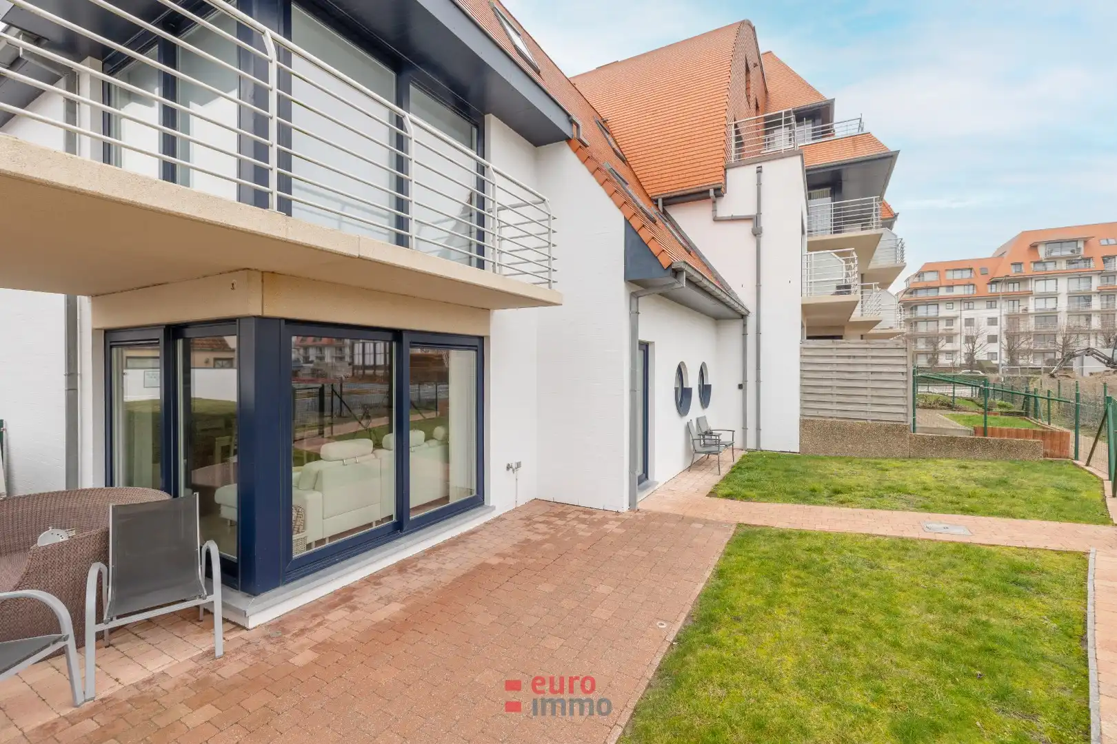 Lichtrijk hoekappartement met zonnige tuin en verwarmd buitenzwembad foto 12