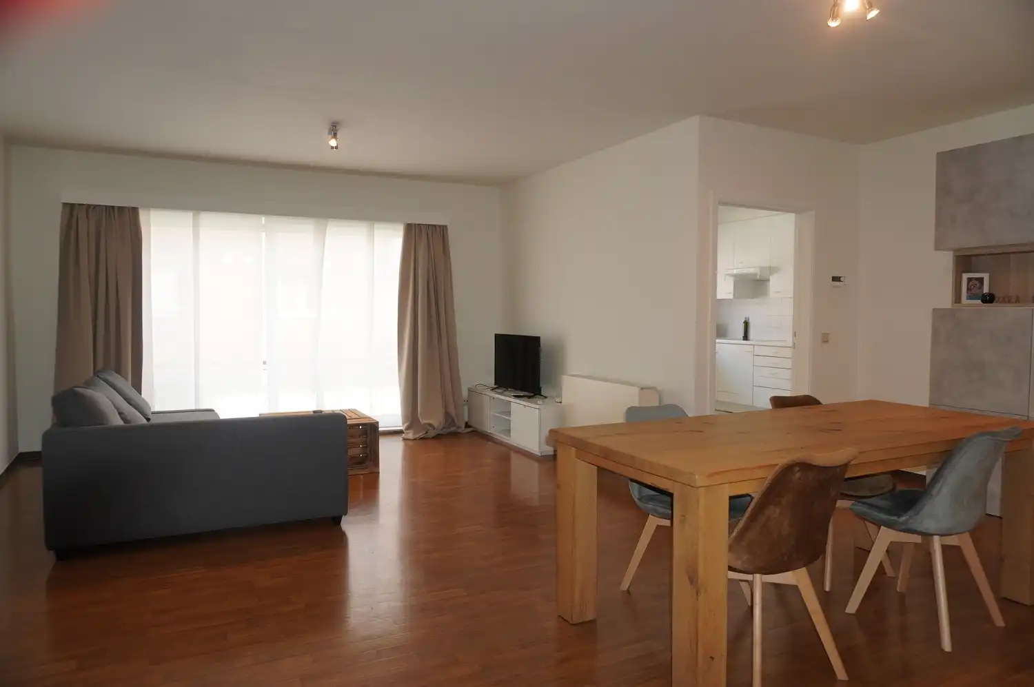 Ruim en centraal gelegen appartement van 94 m² met lift, terras, balkon en ondergrondse garage. foto 2