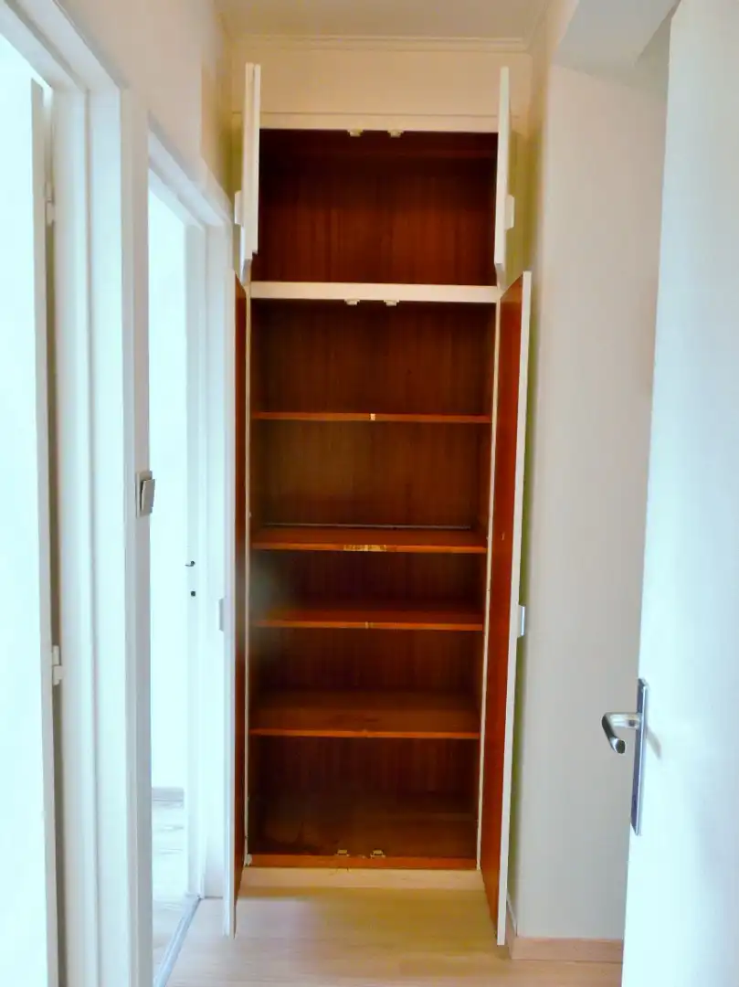 Ongemeubeld lichtrijk appartement met twee slaapkamers foto 8