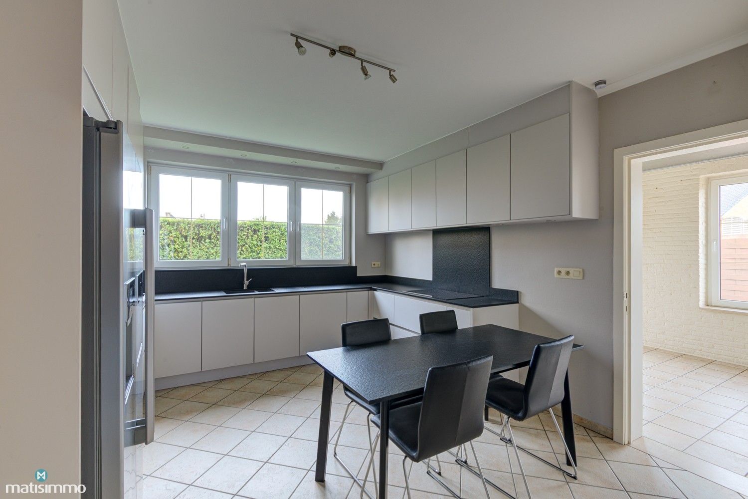 UITZONDERLIJK RUIME WONING MET 5 SLAAPKAMERS EN ONDERHOUDSVRIENDELIJKE TUIN TE MOPERTINGEN foto 9