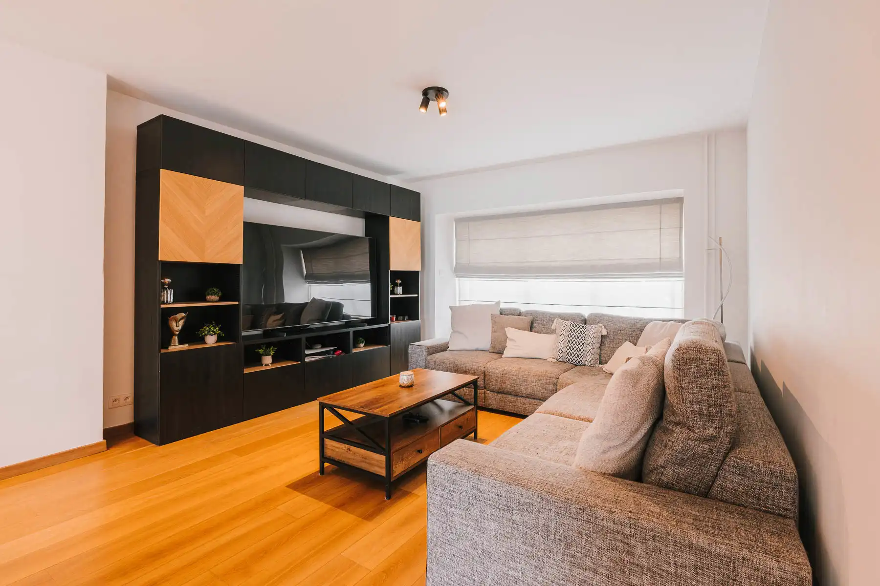 Ruime gezinswoning met 4 slaapkamers en bureau op toplocatie foto 4