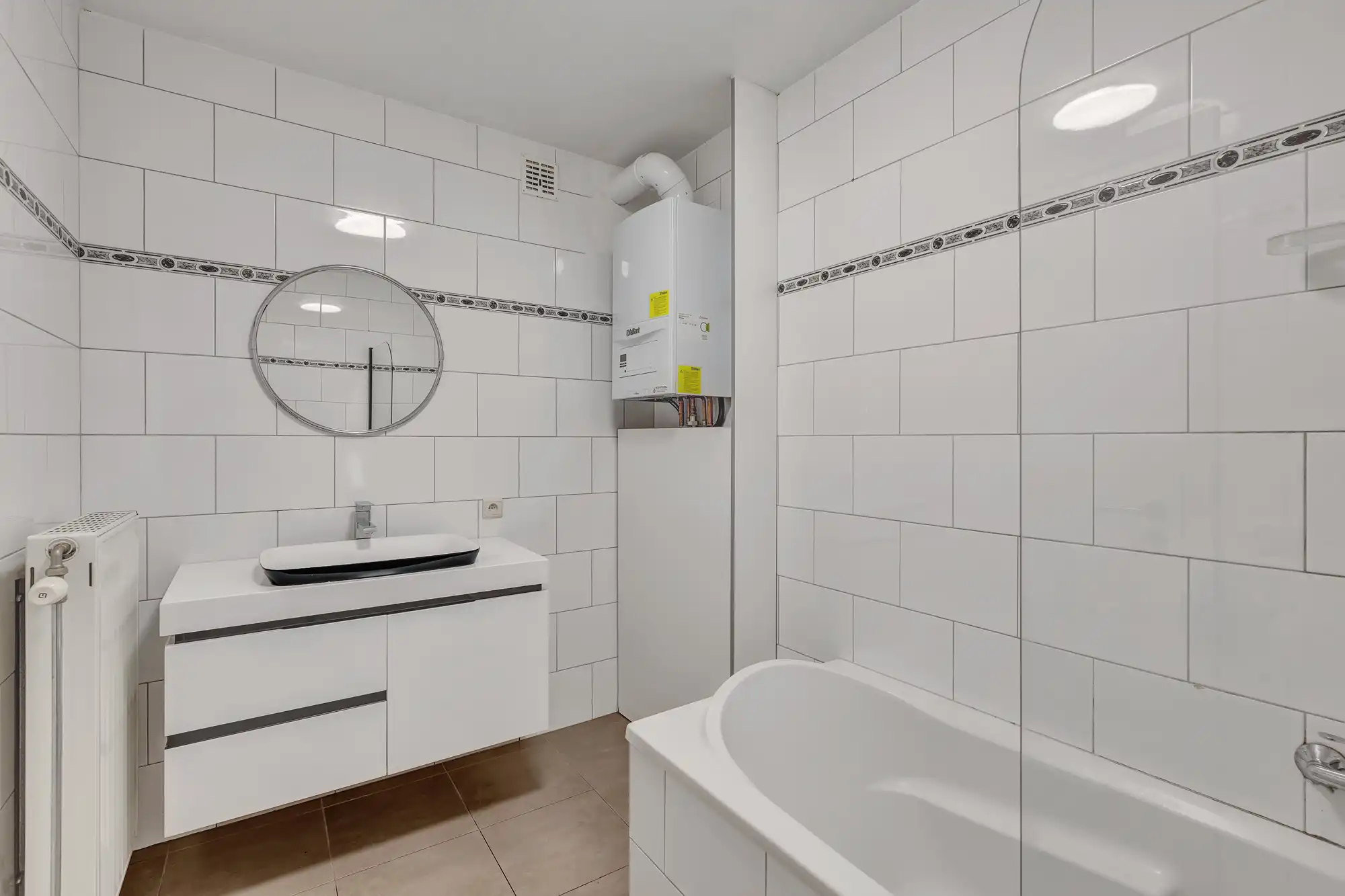 Ruim, instapklaar appartement met terras en autostaanplaats foto 14