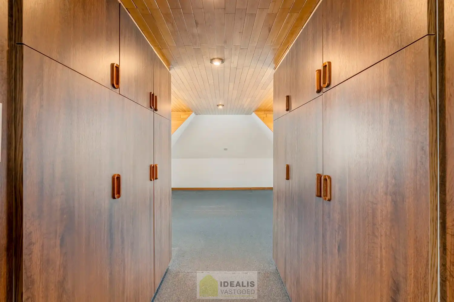 IDEALIS VASTGOED - Aangename vrijstaande woning op toplocatie te Boseind, Pelt. Deze woning omvat maar liefst +-149m² netto bewoonbare oppervlakte op een perceel van 6a 35ca met een ruime woonkamer met aansluitend uitgeruste keuken, maar liefst 3 slaapkamers of 2 slaapkamers met ruime dressing, badkamer, wasplaats, veranda en zeer ruime garage vlakbij de dorpskern van Boseind, Pelt! Uiterst geschikt voor kandidaten op zoek naar een naar eigen wens te renoveren betaalbare woning. foto 22