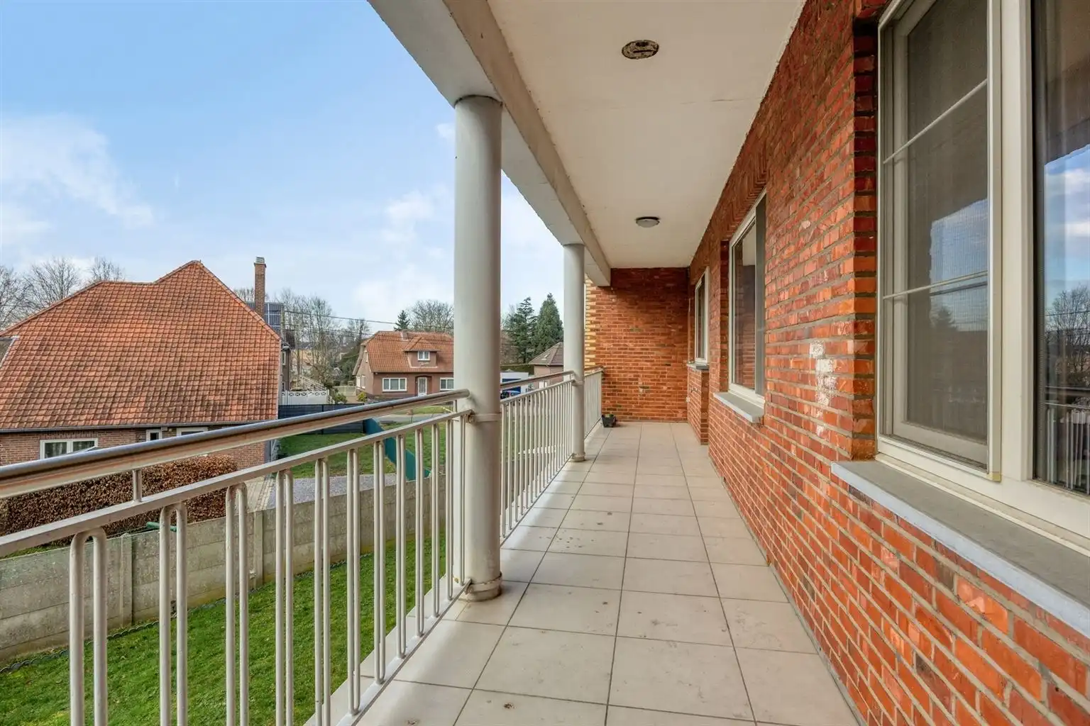 Zeer ruim 4-slaapkamerappartement met ruime terrassen en een afgesloten garage, gelegen nabij het centrum van Maaseik. foto 4