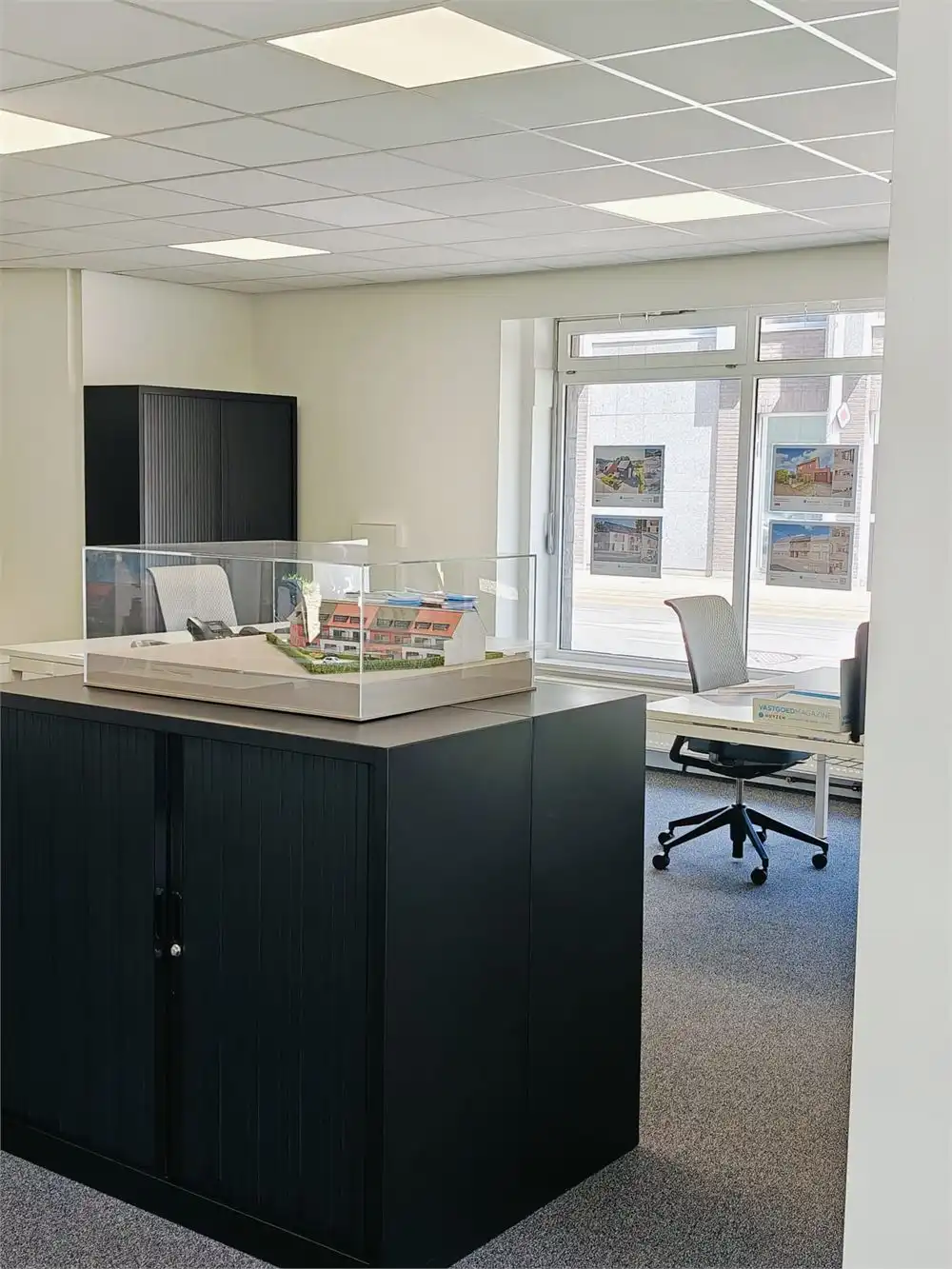 INSTAPKLAAR KANTOOR MET PARKING OP HOEKLOCATIE foto 9