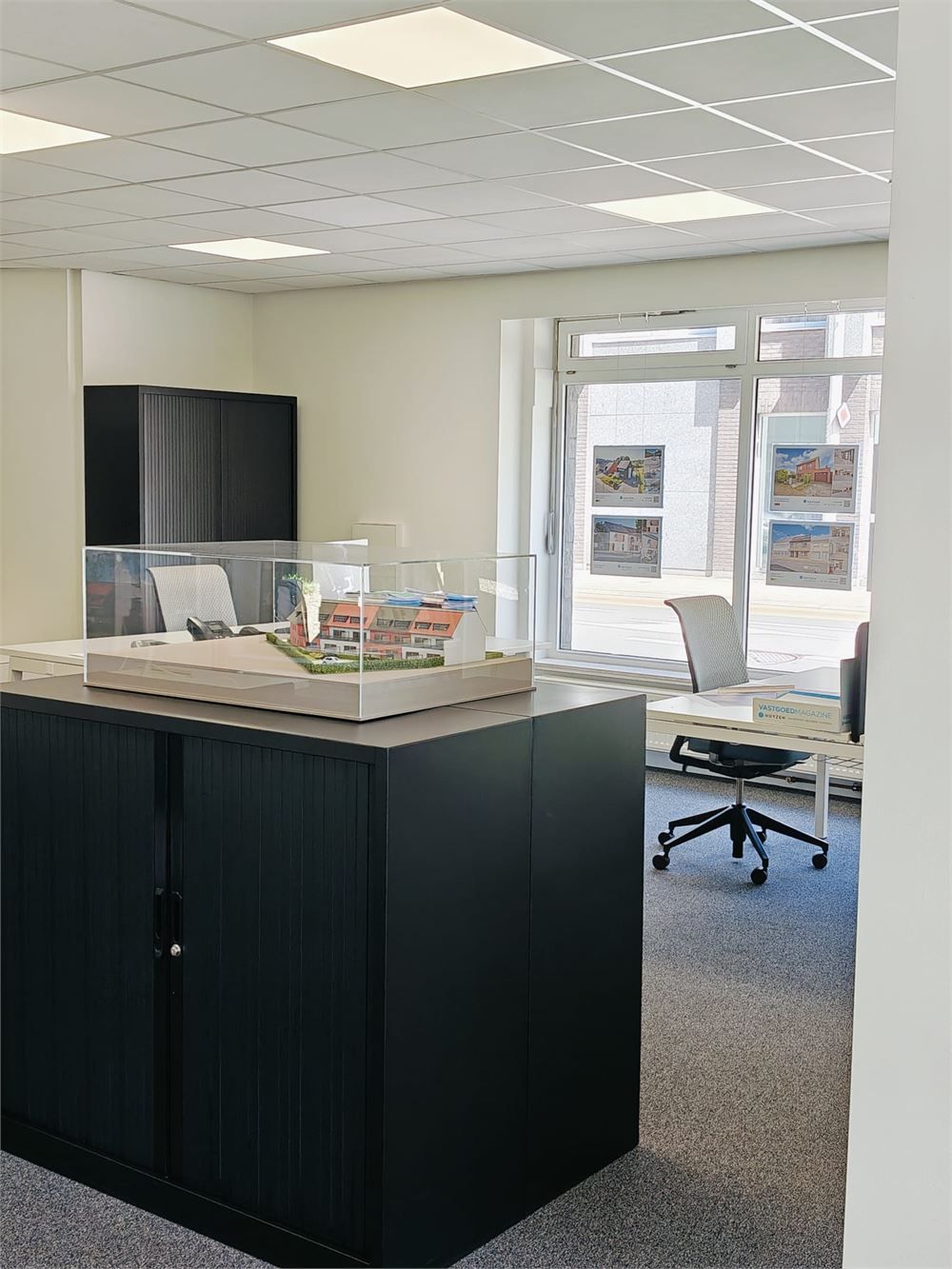 INSTAPKLAAR KANTOOR MET PARKING OP HOEKLOCATIE foto 9