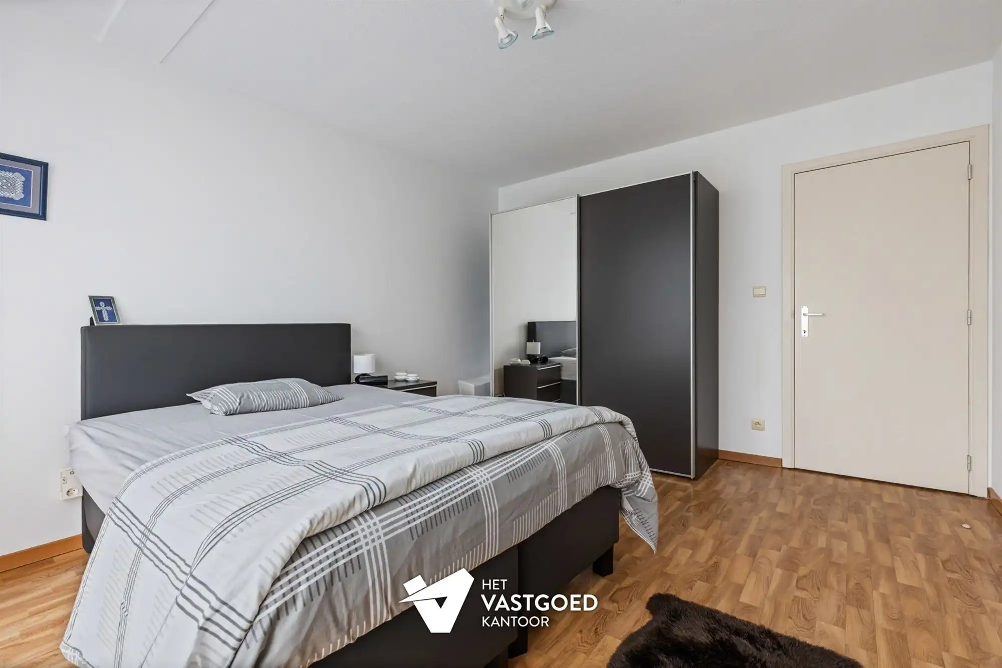 RUIM GELIJKVLOERS 2 SLAAPKAMER APPARTEMENT MET OVERDEKTE AUTOSTAANPLAATS IN BERINGEN CENTRUM foto 19