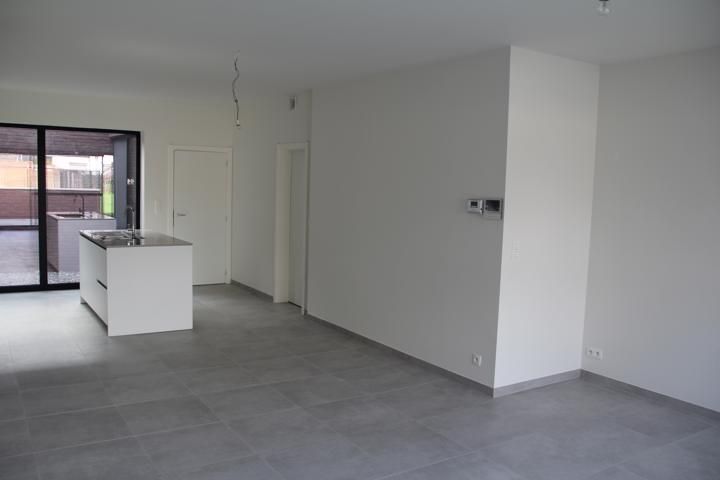 Energiezuinig (E48) gelijkvloers appartement, Kerkplein 4, midden in het centrum van Kortessem en voorzien van alle modern komfort: lift naar de garage, cv op aardgas, aluminium ramen met dubbel glas, ingerichte keuken met keramische kookplaat, vaatwasser, oven en koelkast. Berging, apart toilet, 3 slaapkamers, badkamer met inloopdouche en dubbele wastafel, ruim zuid-westelijk georiënteerd terras + kleine privé tuin aan de achterkant, dubbele garagestandplaats, kelderberging. Het appartement is  foto 11