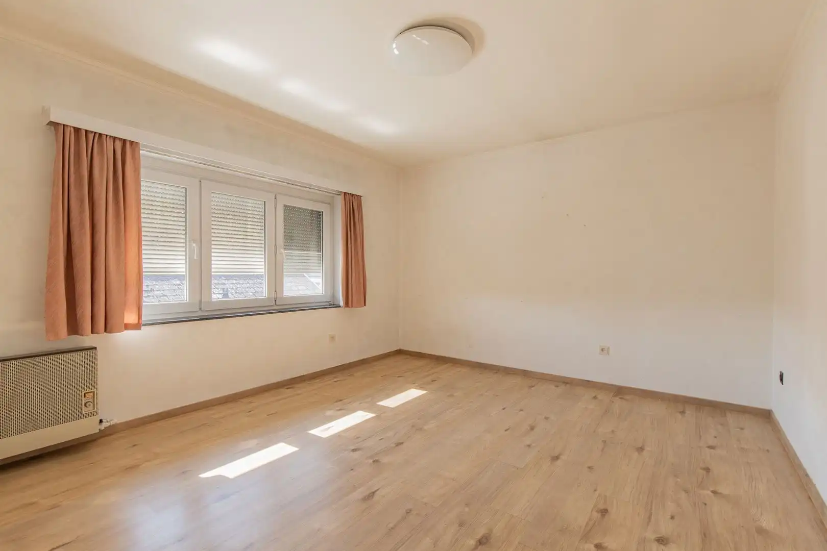 Rustig gelegen gezinswoning met 4 slaapkamers, garage en tuin. foto 15