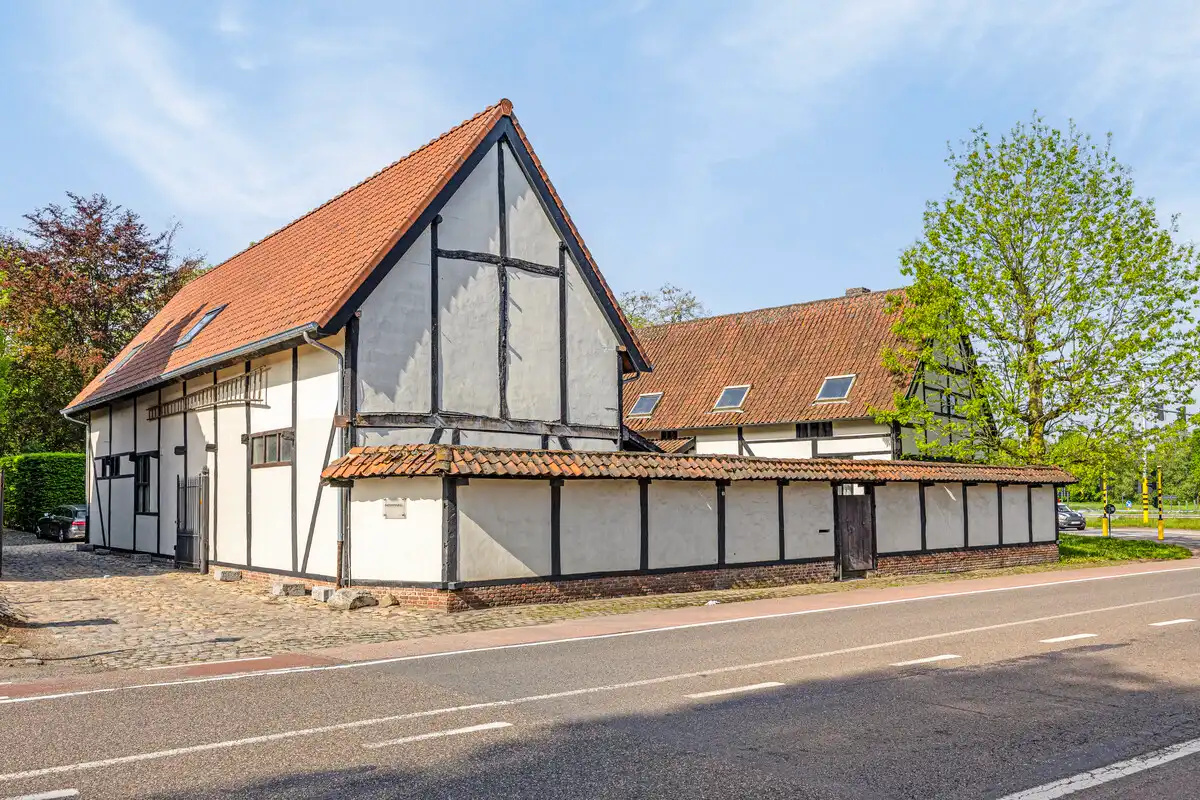 Exclusieve kans: Charmante vierkantshoeve te Diepenbeek – veelzijdige handelszaak met karakter foto {{pictureIndex}}