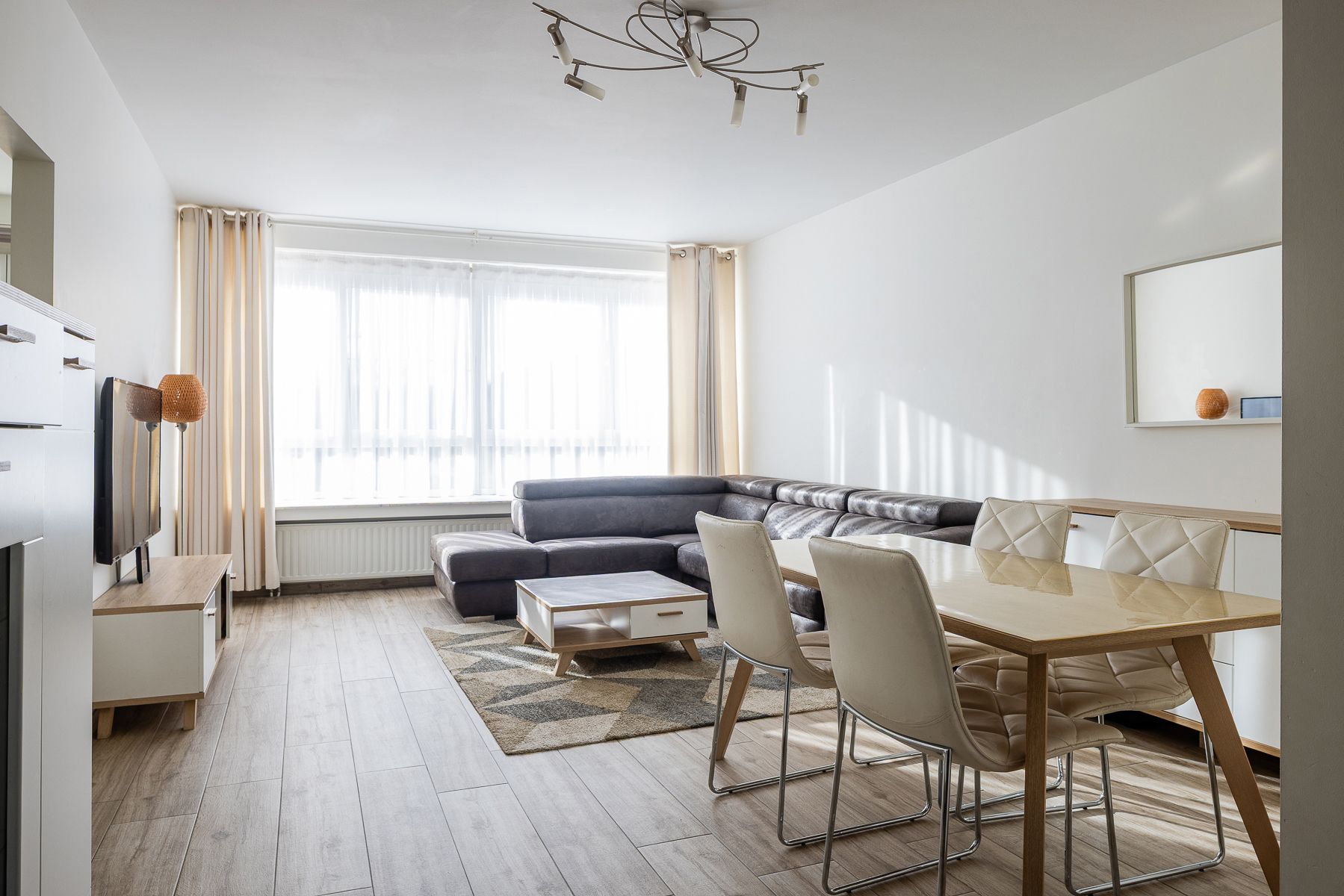 Instapklaar appartement in het centrum van Drogenbos foto {{pictureIndex}}