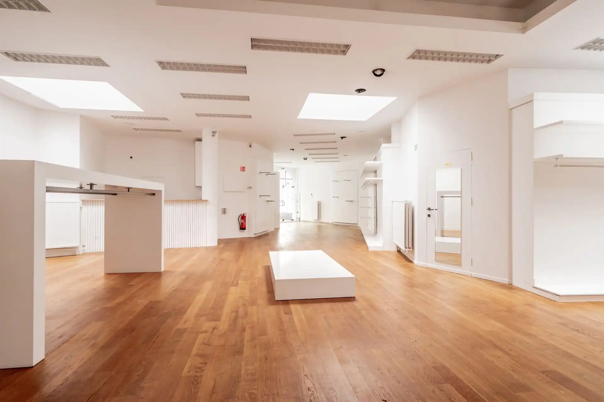 Commercieel gelijkvloers met ondergrondse parking en kelders  foto 5