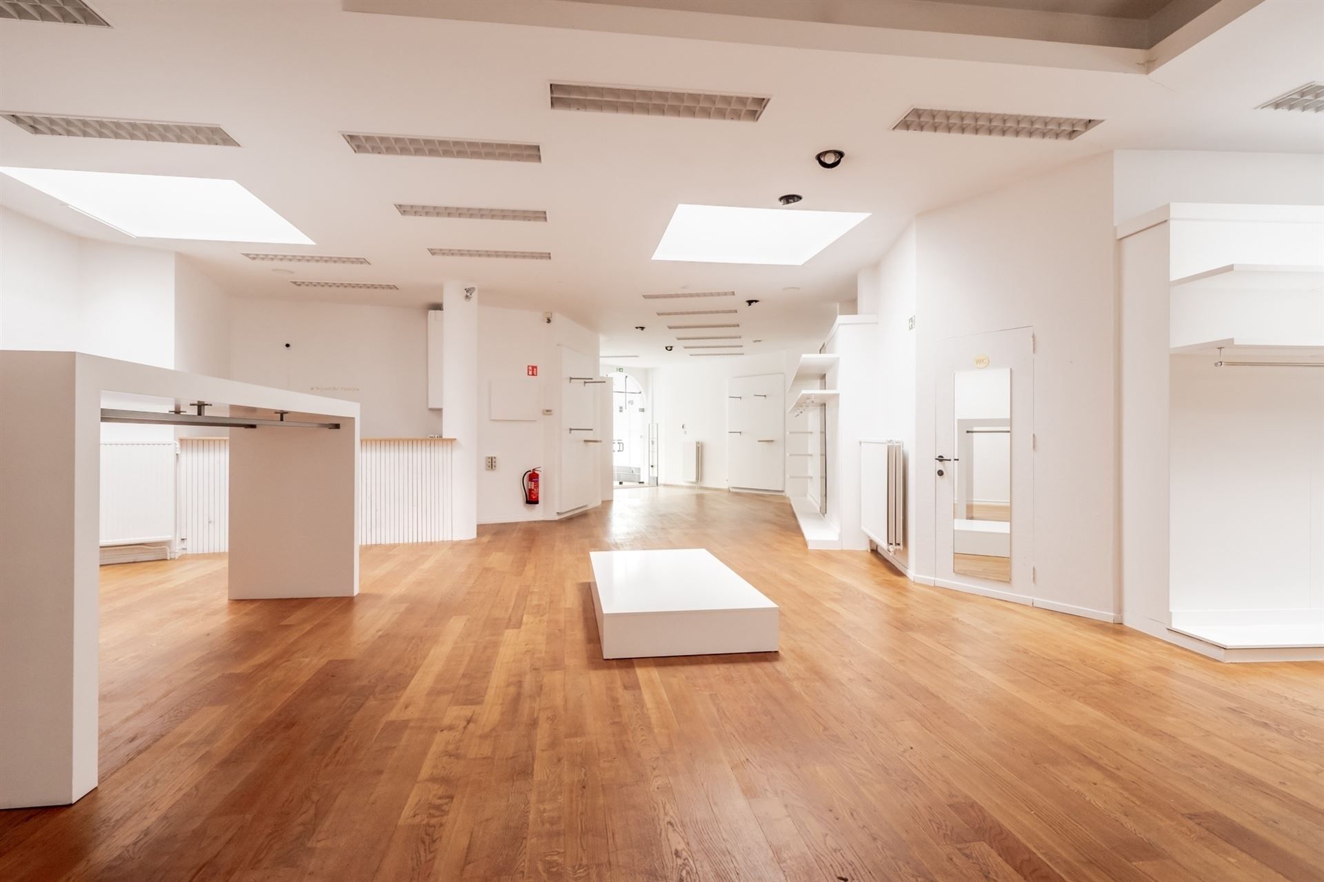 Commercieel gelijkvloers met ondergrondse parking en kelders  foto 5