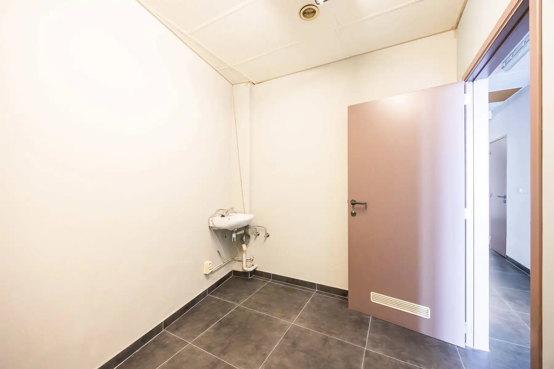 Instapklaar en ruim handelspand op centrale locatie foto 9