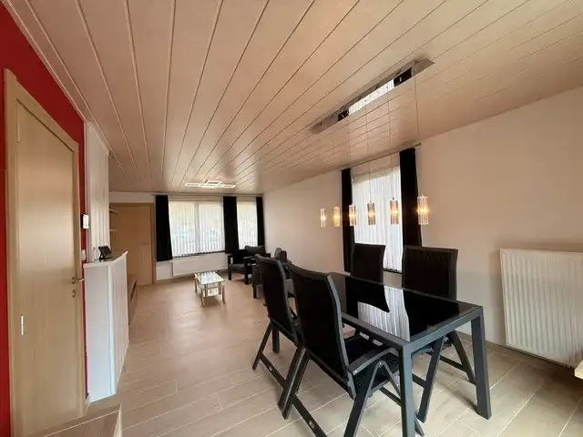 Halfopen woning met 3 slaapkamers, inpandige garage en mooie tuin in Kleine Brogel. foto 4
