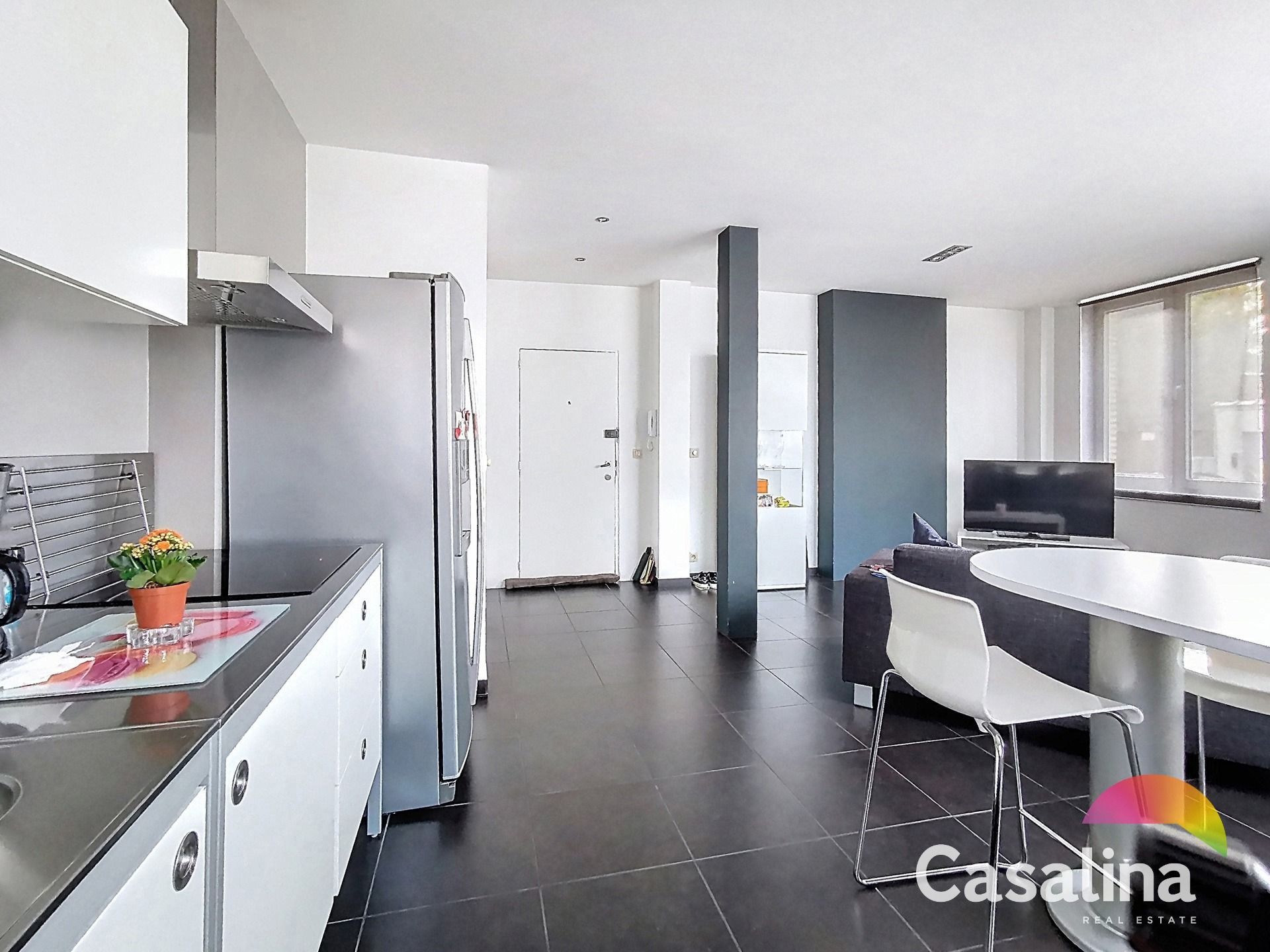 Modern gerenoveerd appartement op steenworp van Dumontplein. foto 6