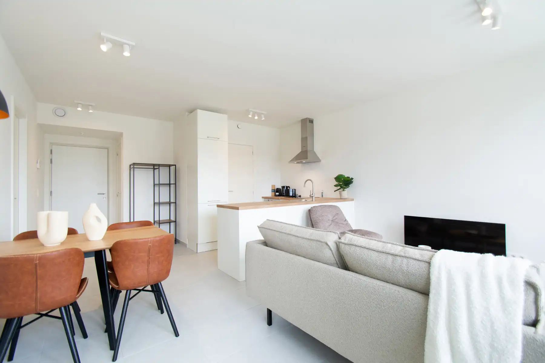 Prachtig gemeubeld 1- kamer appartement met mooi terras foto 4