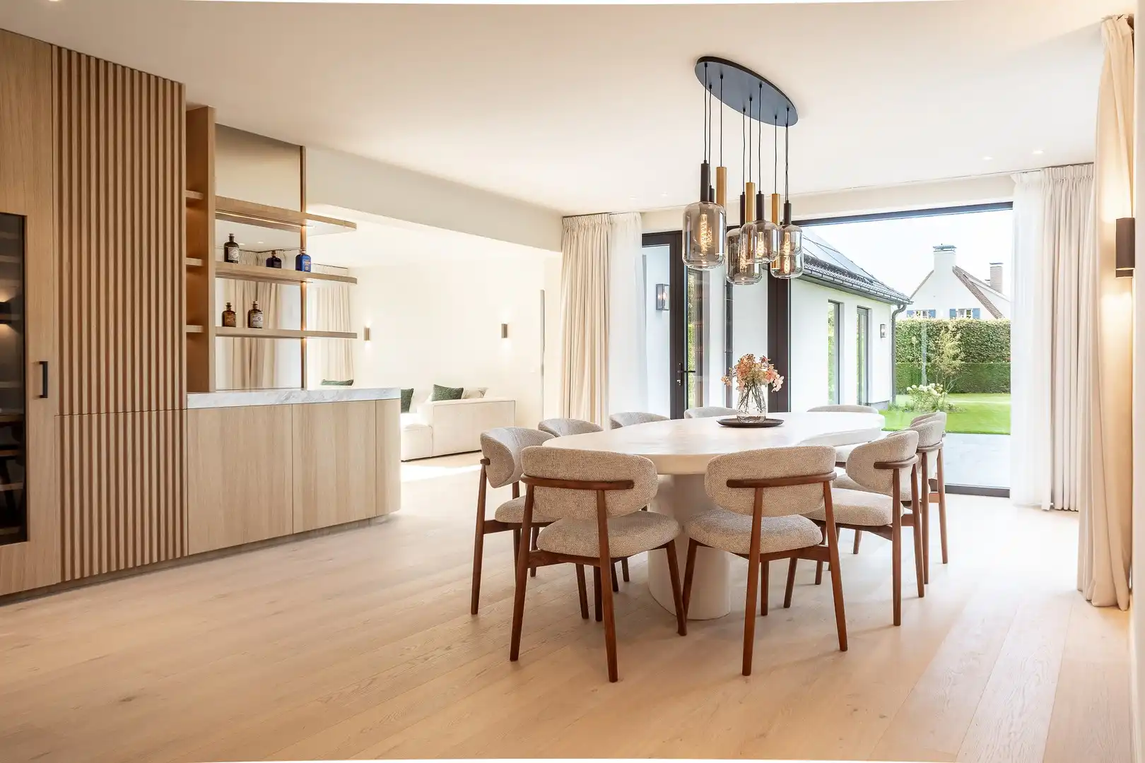 Prachtige alleenstaande villa met 5 slaapkamers gelegen in een rustige residentiële omgeving. foto 2