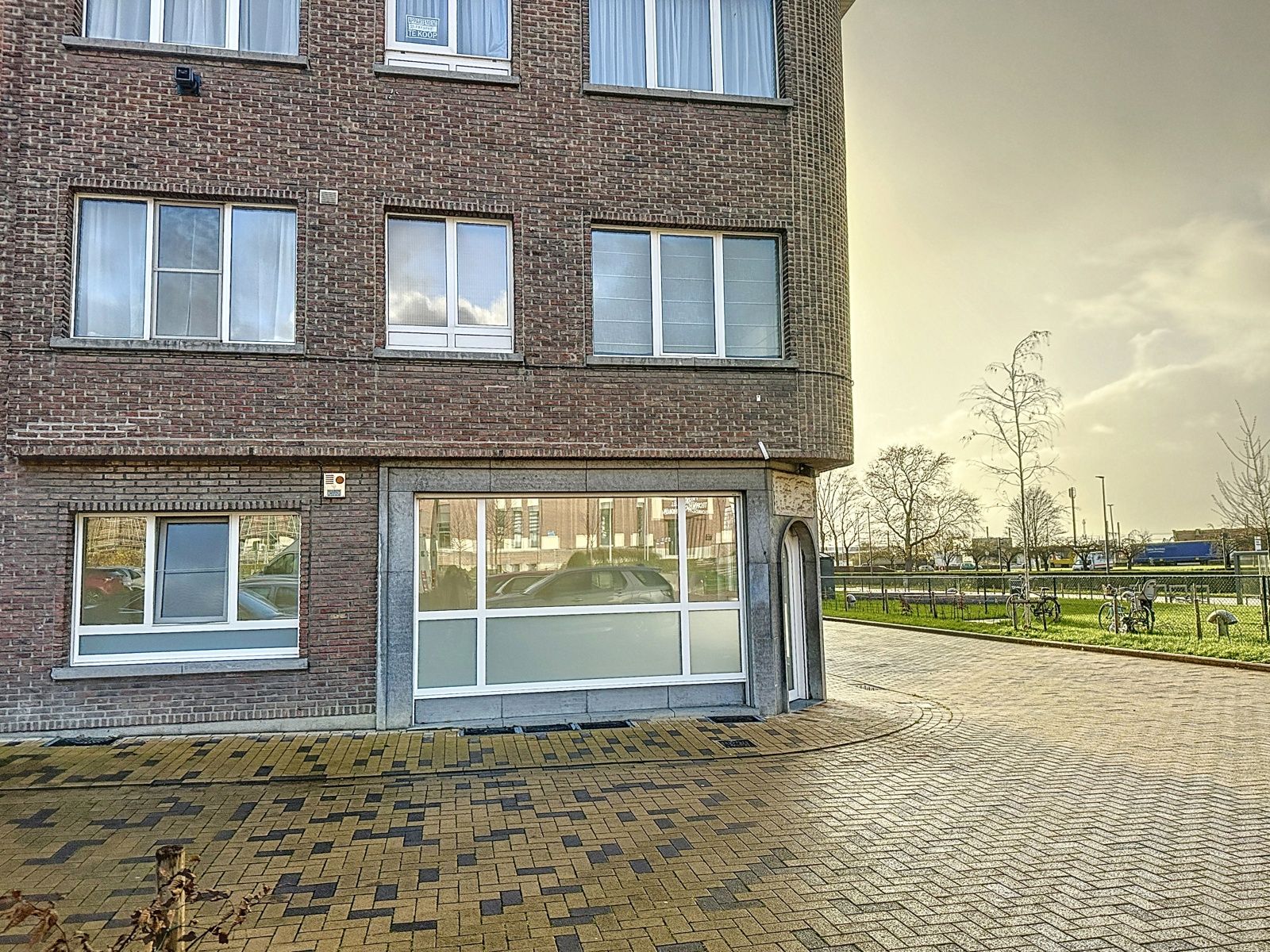 Commercieel gelegen hoekpand foto 8