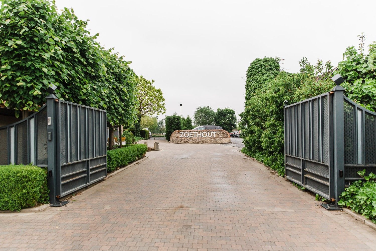 Uniek pand bestaande uit restaurant, grote feestzaal met ruime parking en woning op een domein van maar liefst van 74a. foto 2