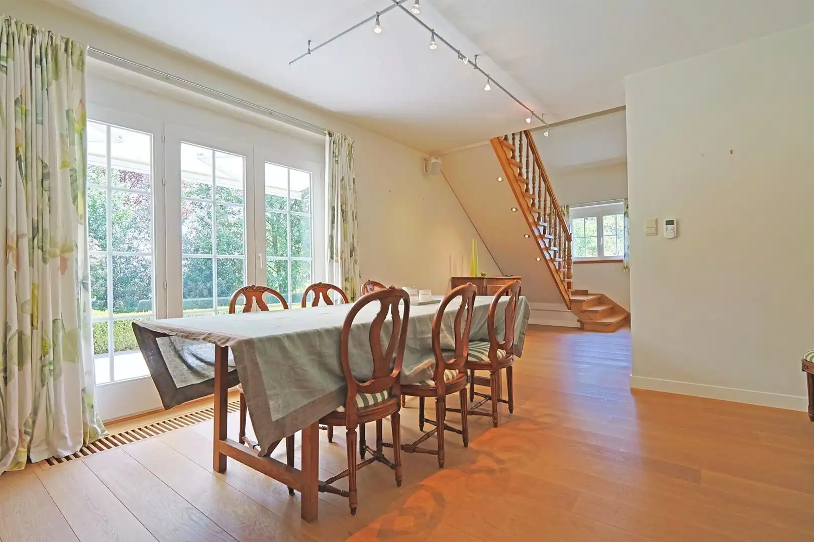 Tijdloze villa in het groen nabij de stad foto 8