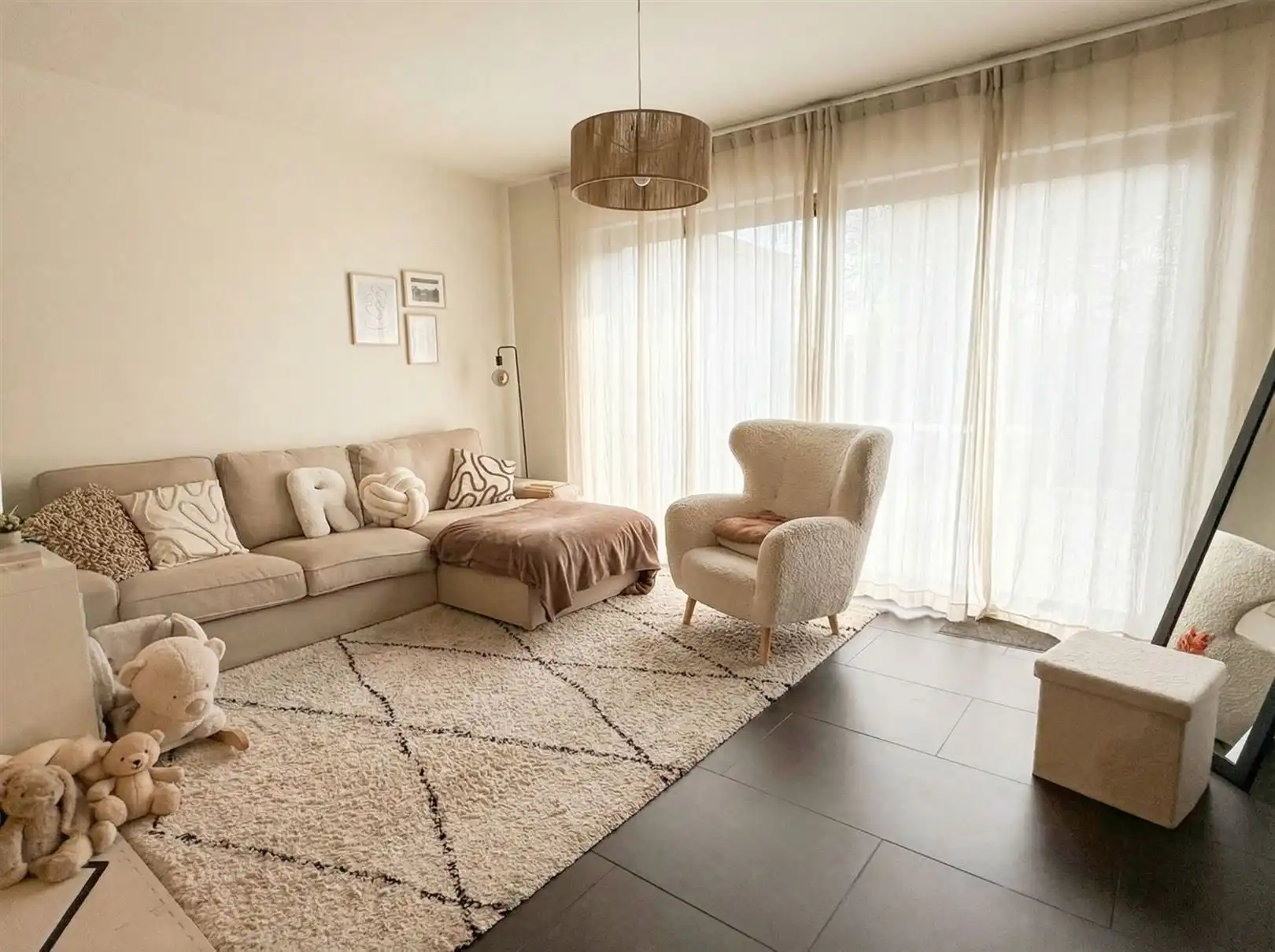 Gelijkvloers appartement met terras en 2 autostaanplaatsen foto {{pictureIndex}}