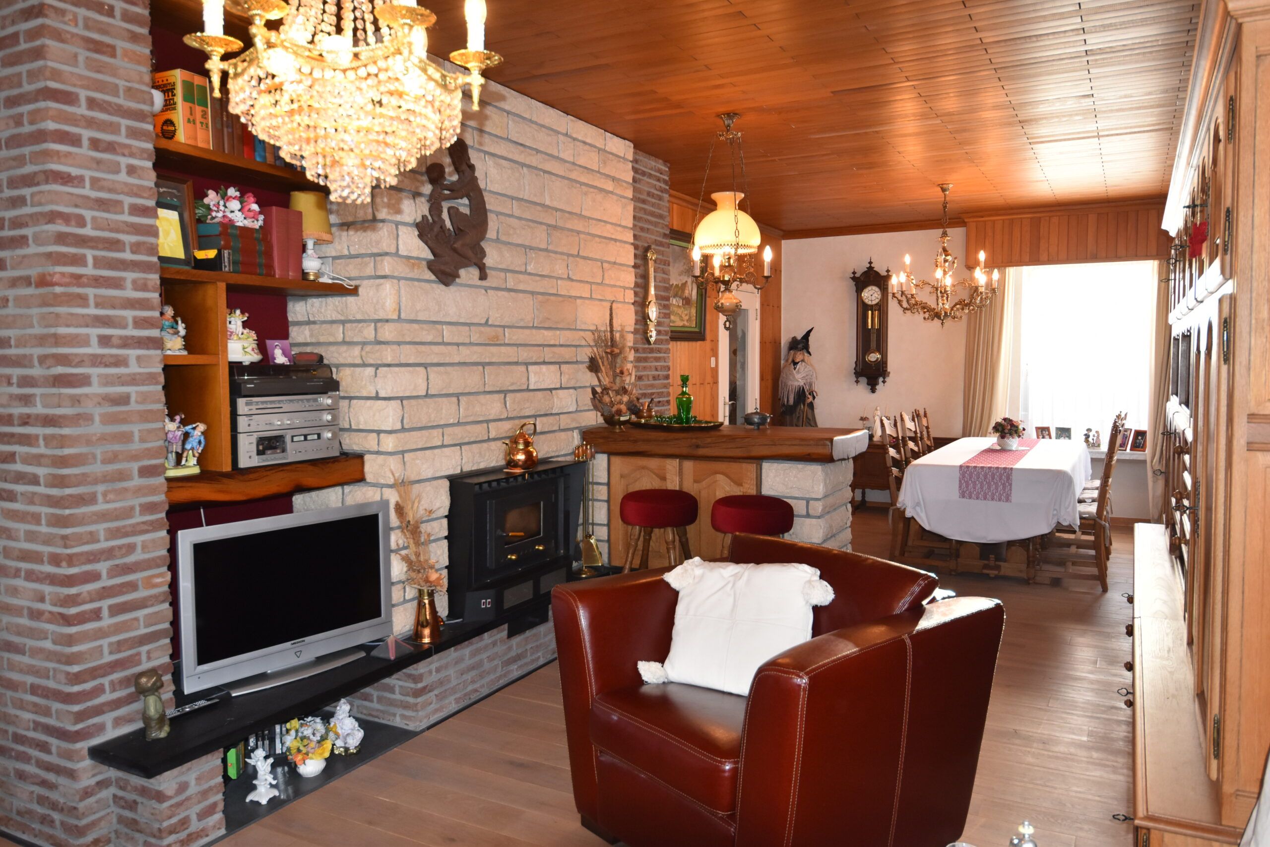 Halfopen bebouwing met 3 slaapkamers en garage. foto 2