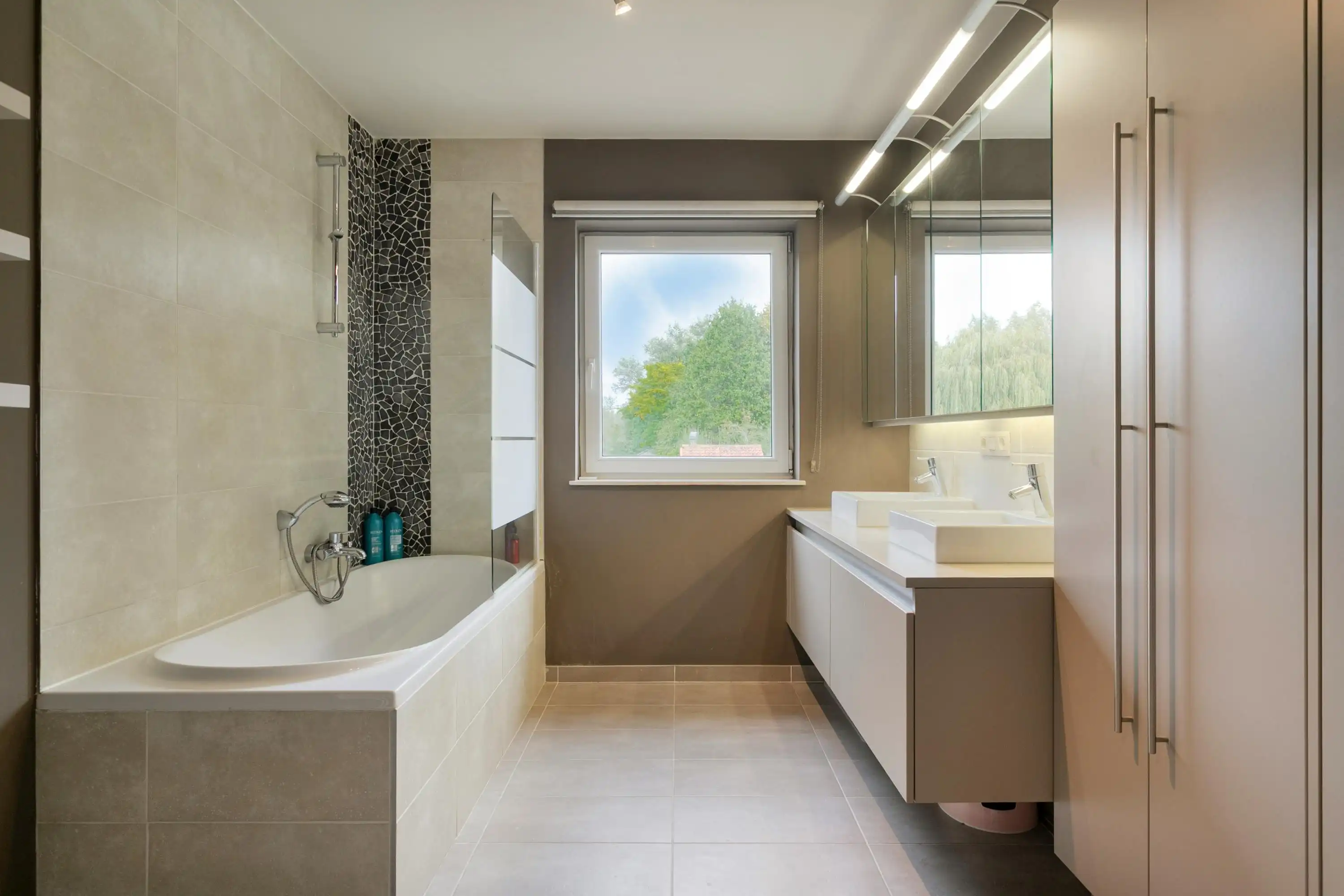 Ruim instapklaar huis: 4 slaapkamers, garage en grote tuin foto 18