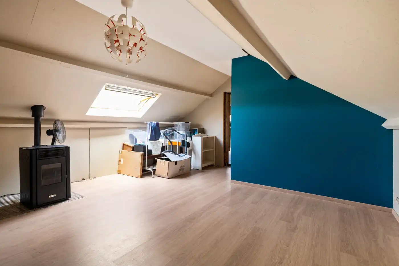 Charmante, te renoveren woning met ruime groene tuin foto 25