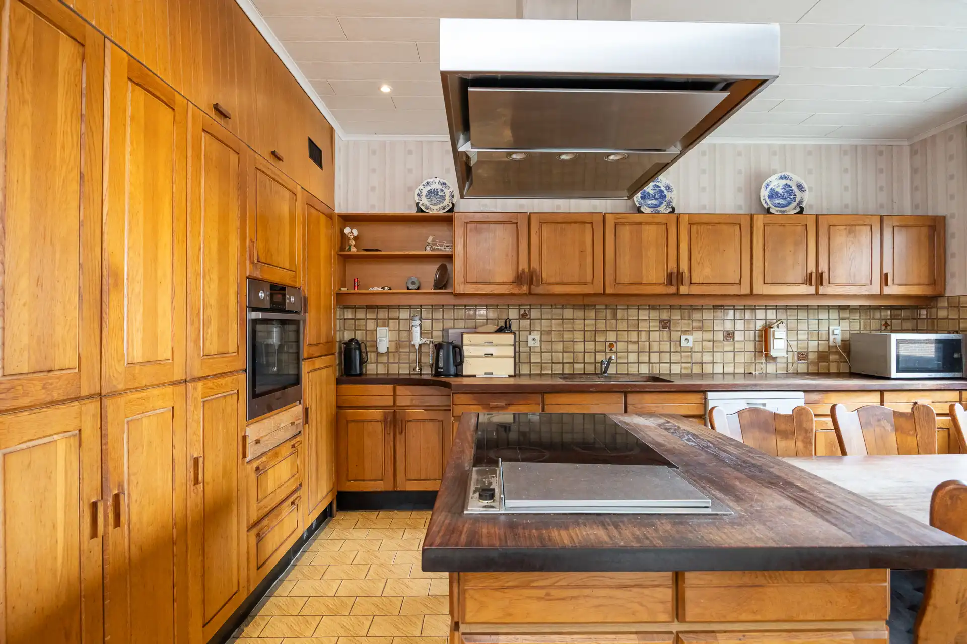 Ruime villa met garage en zwembad foto 15