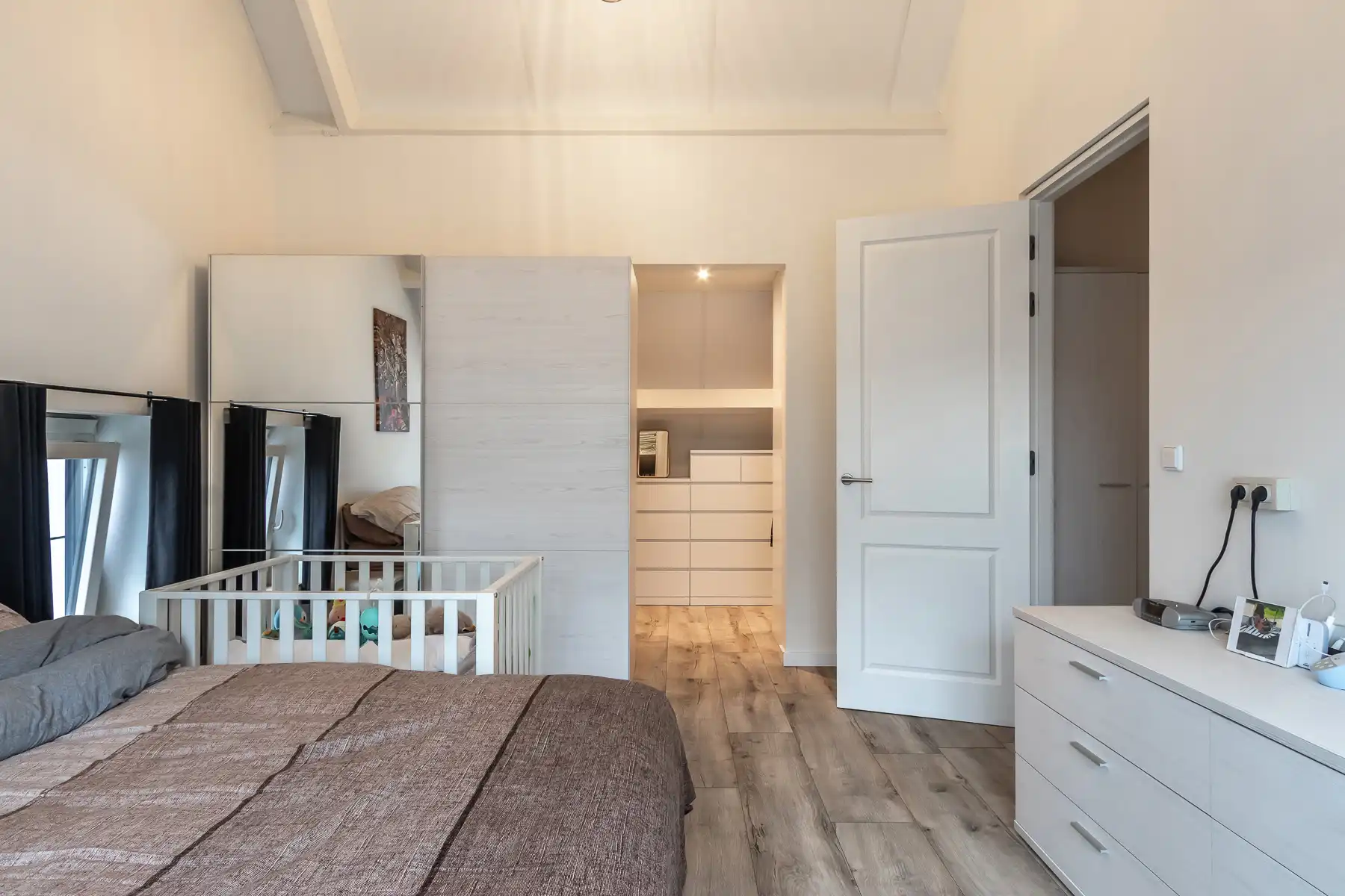 Ruime, gerenoveerde gezinswoning met 3 slaap- en 2 badkamers foto 22