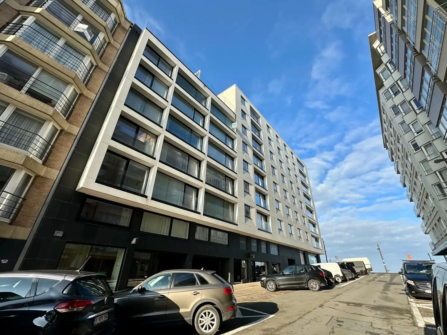 Appartement met zijdelings zeezicht gelegen vlakbij de winkels in de Kustlaan en de Zeedijk. foto 4