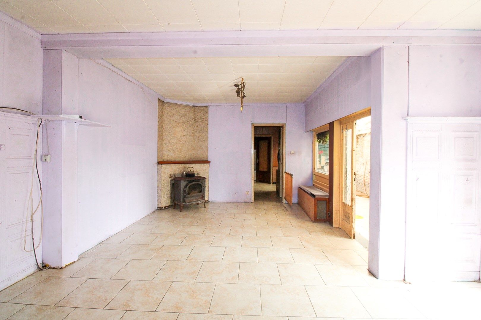 Unieke investeringskans: Halfopen bebouwing met garage, optie tot vijf slaapkamers en groot potentieel op toplocatie te koop in Waasmunster! foto 4