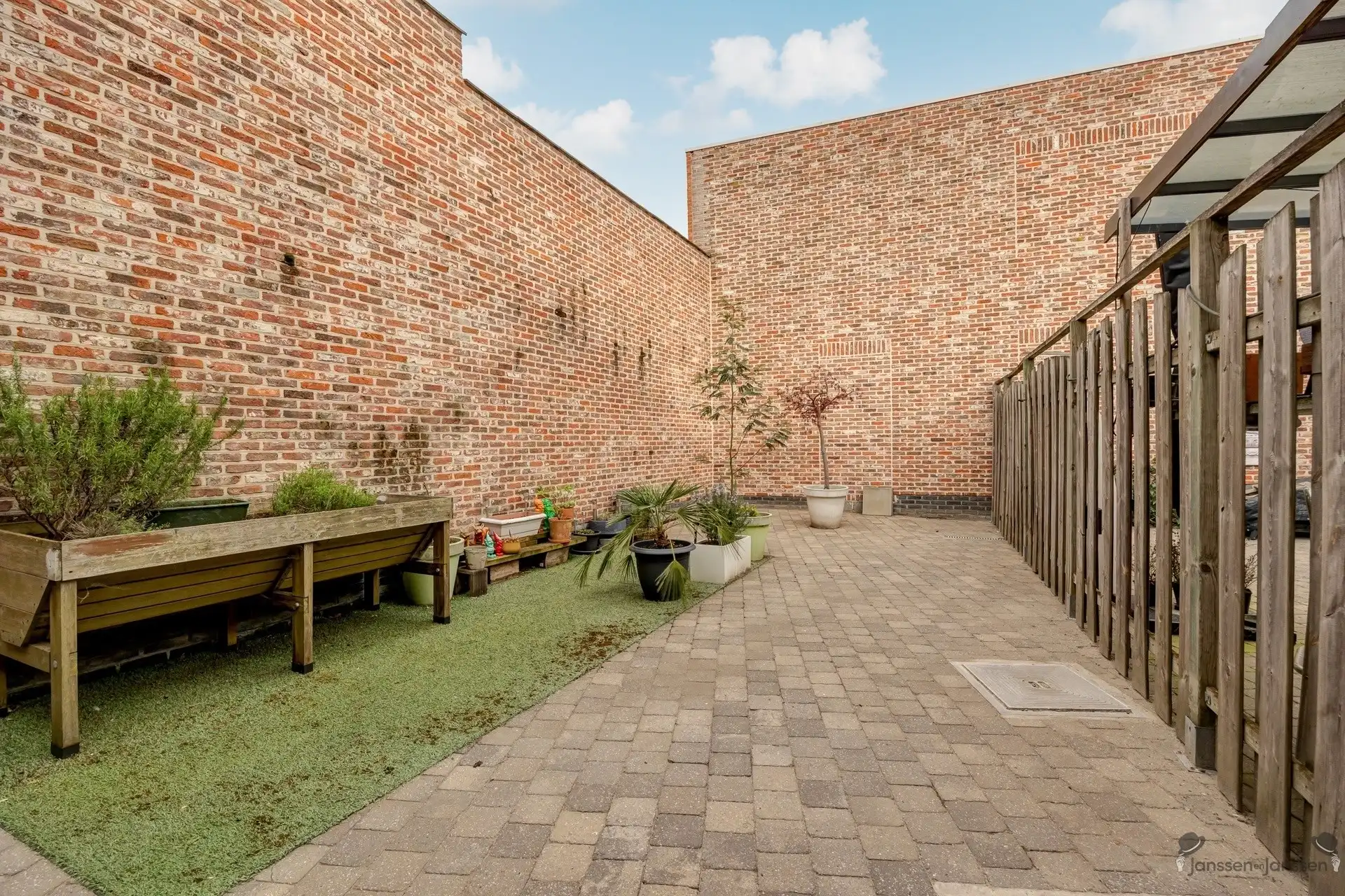 Ruime woonst met tuin en terras foto 9