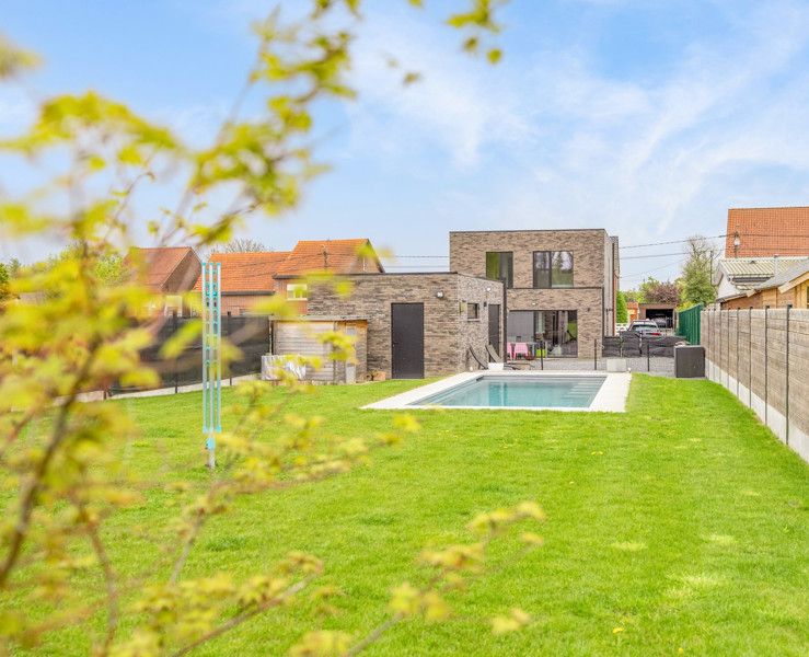 Recente, instapklare woning met garage en zwembad foto {{pictureIndex}}