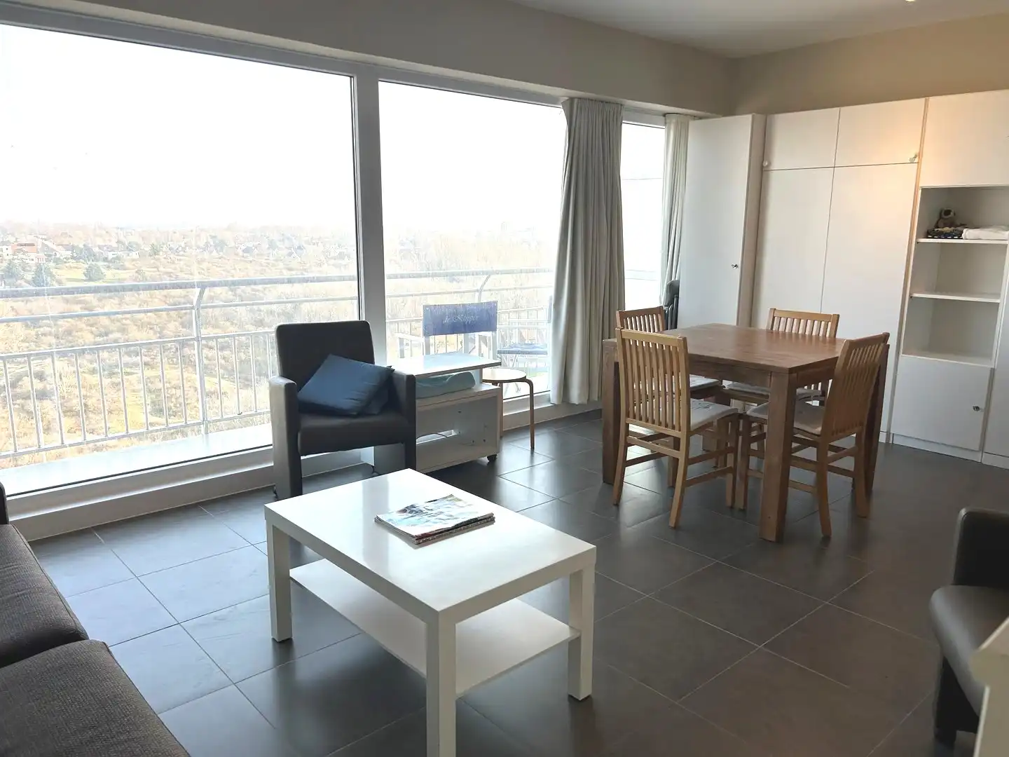Gerenoveerde studio op de 10de verdieping met prachtig open zicht! foto 7