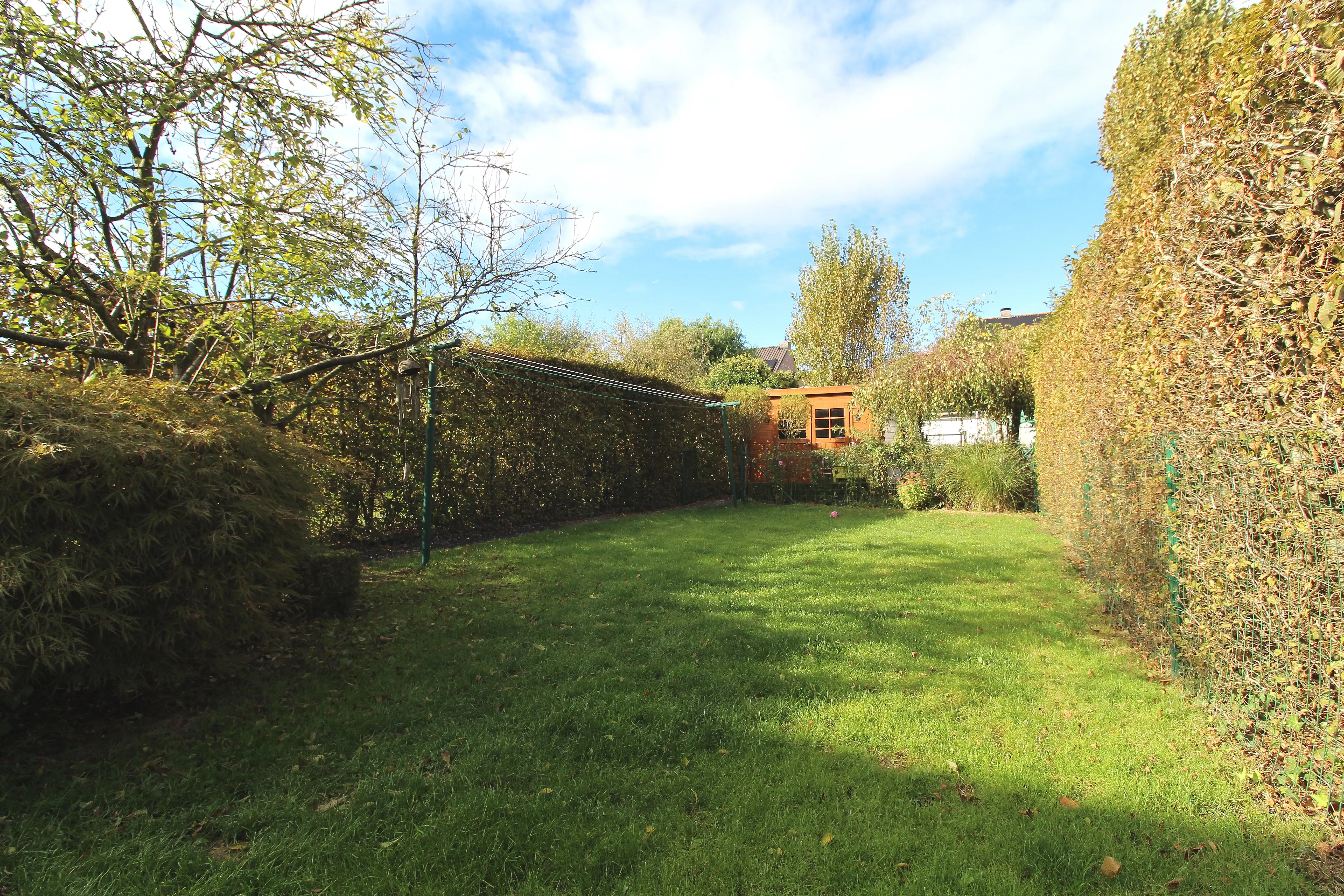Instapklare, gesloten, bebouwing in residentiële woonwijk foto 24