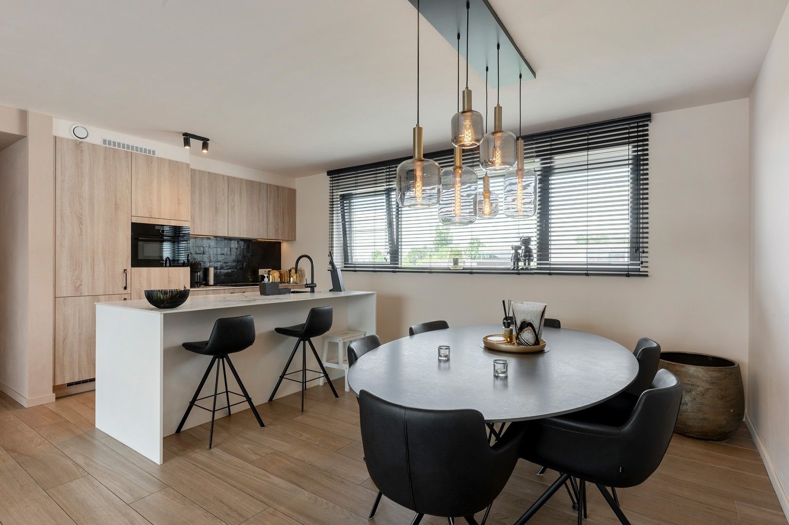 Instapklaar dakappartement met terras in het centrum van Putte foto 5