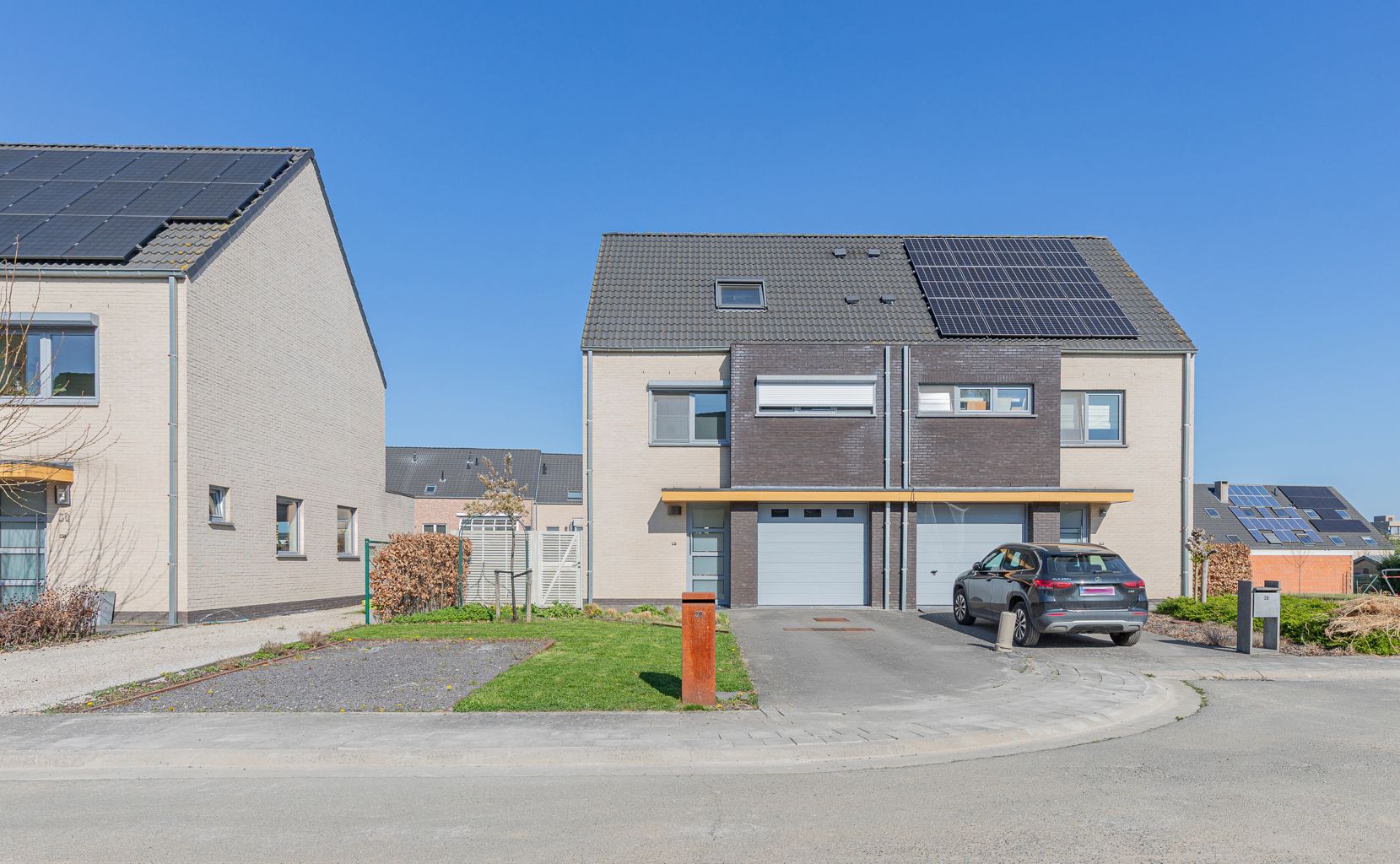 Recente driegevel woning in doodlopende straat! foto {{pictureIndex}}