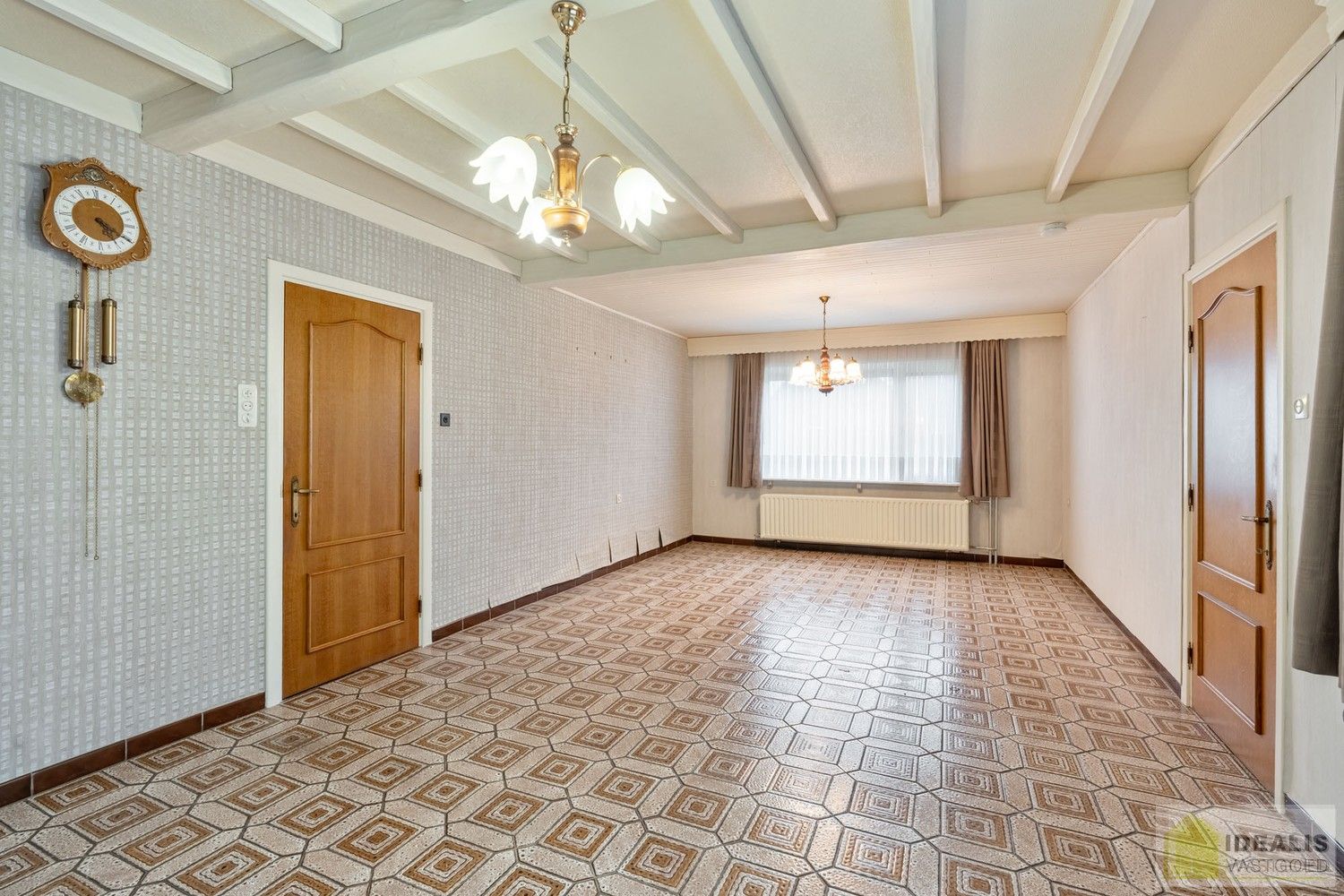 TE RENOVEREN WONING MET EEN RUIME WOONKAMER, KEUKEN MET EETKAMER, 4 AANGENAME SLAAPKAMERS WAARVAN 1 GELIJKVLOERS, BADKAMER, BERGING EN KELDER GELEGEN OP EEN PERCEEL VAN MAAR LIEFST 14A 94CA IN HET GEZELLIGE GROTE-BROGEL (PEER)! De woning omvat ca.150m² netto bewoonbare oppervlakte met op het gelijkvloers een ruime leefruimte, aansluitend keuken met eetkamer, een badkamer, slaapkamer en op de verdieping 3 ruime slaapkamers! De woning is rustig gelegen vlak bij de dorpskern van het gezellige Grote-Brogel en op enkele autominuten verwijderd van de centra van Peer, Kaulille, Bocholt en Bree. Ideaal voor zij die op zoek zijn naar een volledig naar eigen smaak te renoveren woning op een zeer ruim perceel! foto 10