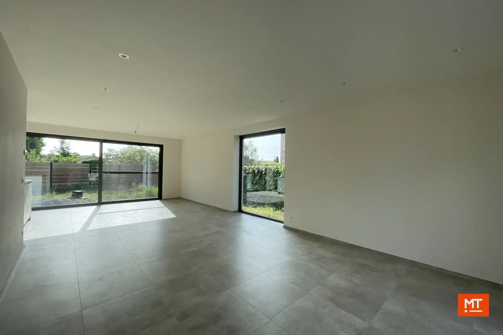 Nieuwbouwwoning te huur met 3 ruime slaapkamers en carport foto 3
