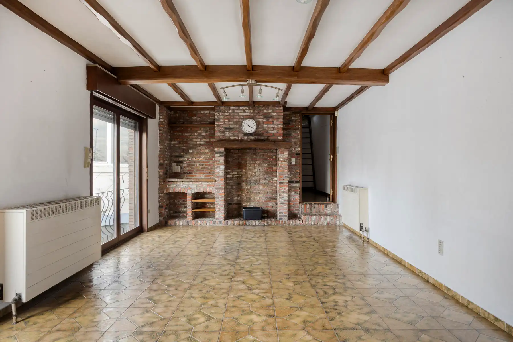 Centraal gelegen woning met veel potentieel foto 2