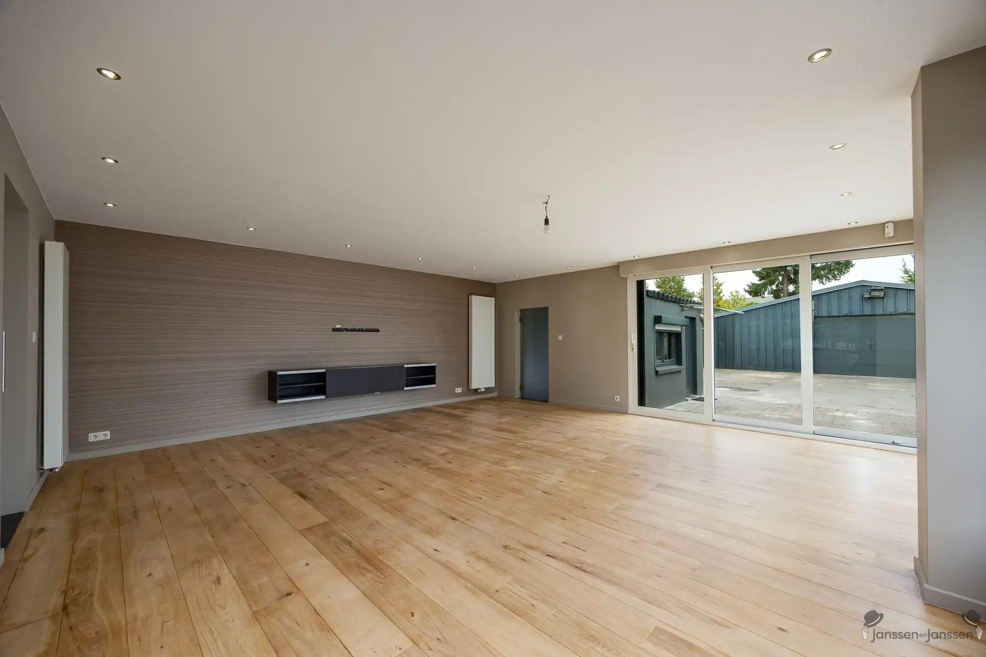 gerenoveerde woning met ruim magazijn  foto 7