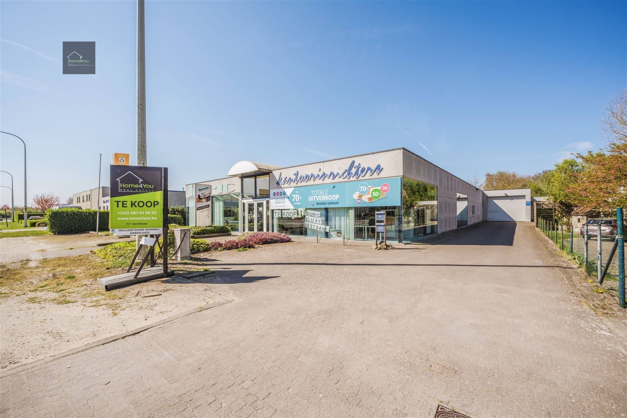  Multifunctioneel bedrijfsgebouw met toonzaal, magazijn, kantoren én woonst op toplocatie. foto {{pictureIndex}}