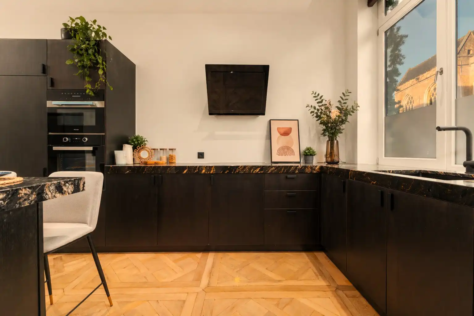 Subliem gerenoveerde stadswoning in een uitzonderlijk historisch kader rond de Onze-Lieve-Vrouwekerk, zonder renovatieverplichting foto 3